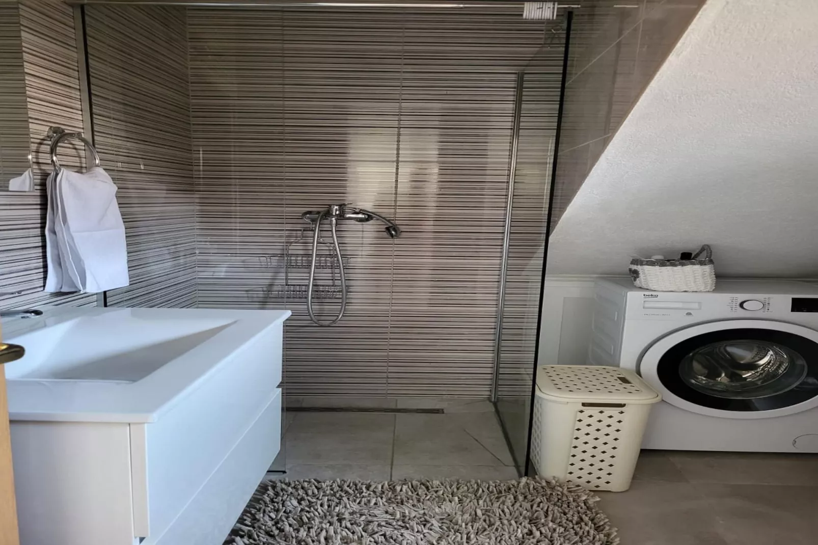 Elegant Trogir Apartment with Garden Terrace - Two Bedroom Apartment - Bathroom
