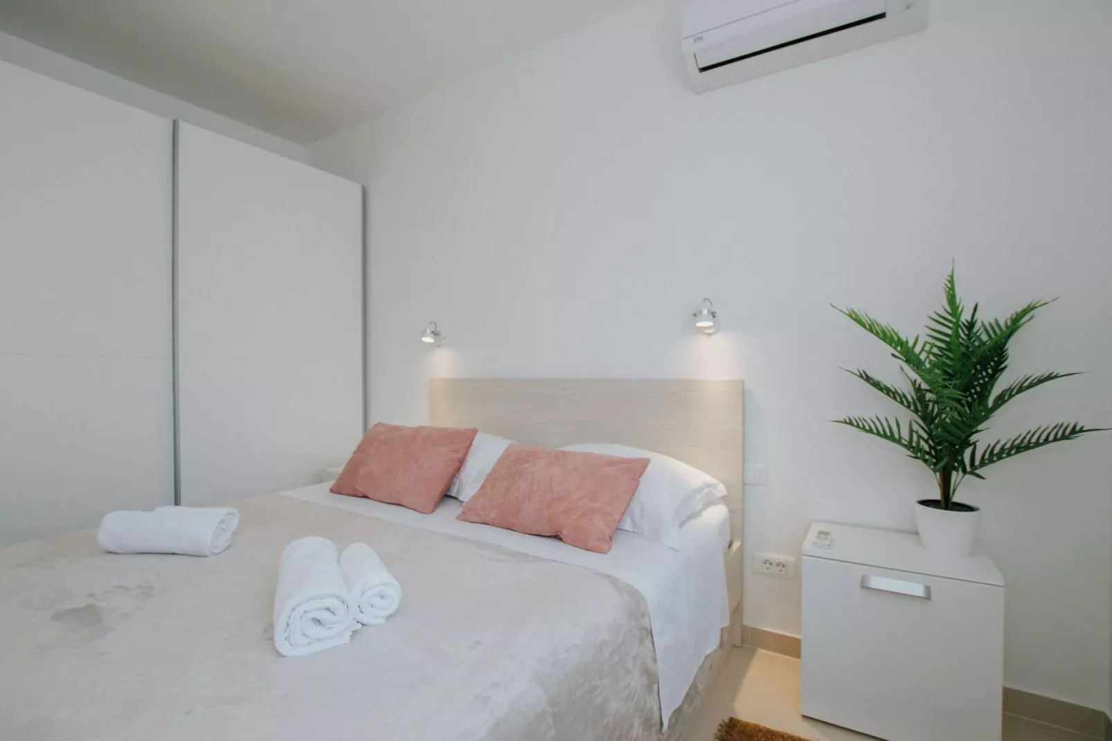 Scenic Sea View Apartment Trogir - Two Bedroom Apartment with Balcony and Sea View - Schlafzimmer