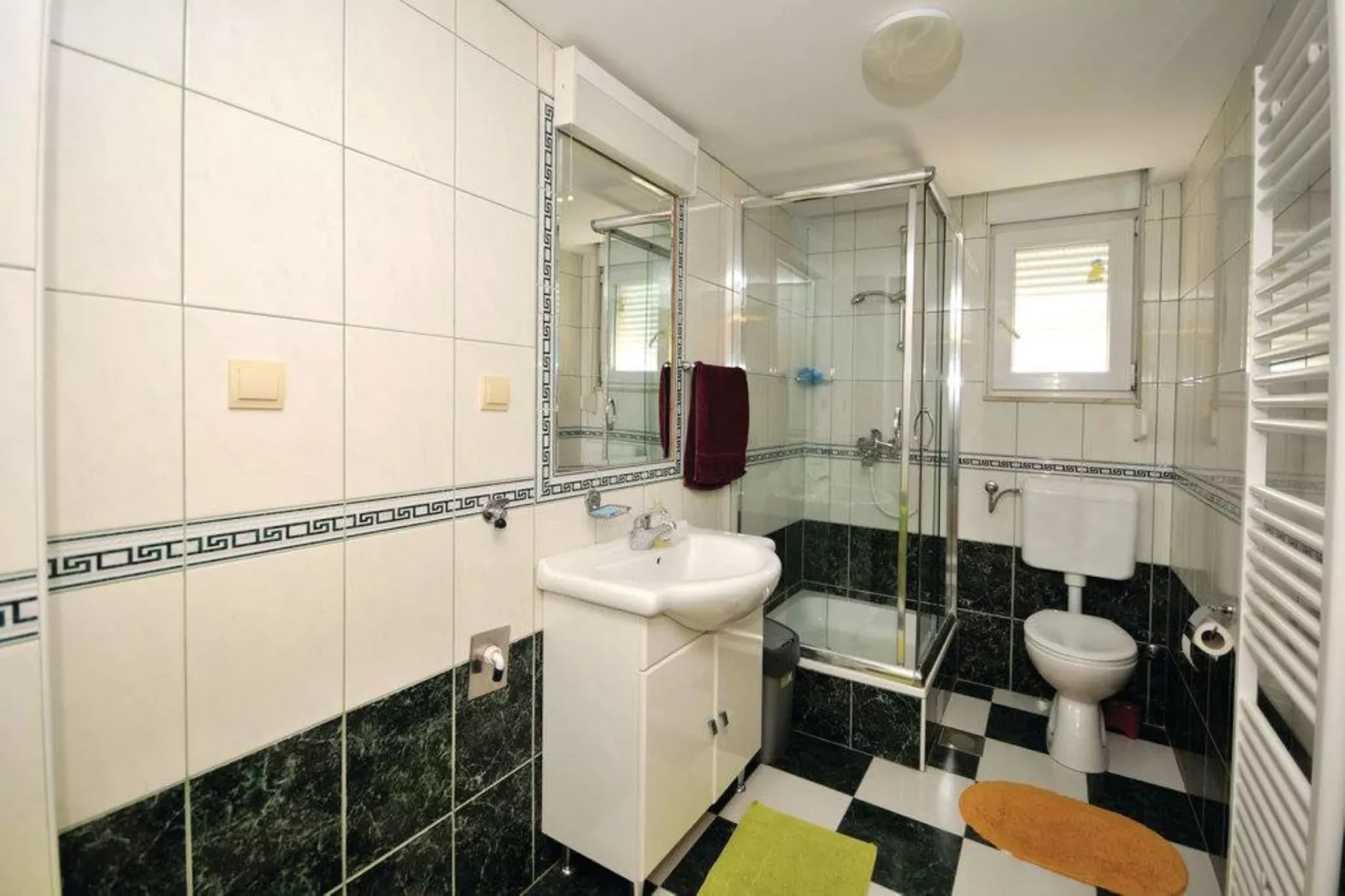 Chic and Stylish Kastel Novi Apartment with Pool - Five Bedroom Apartment With Pool - Badezimmer