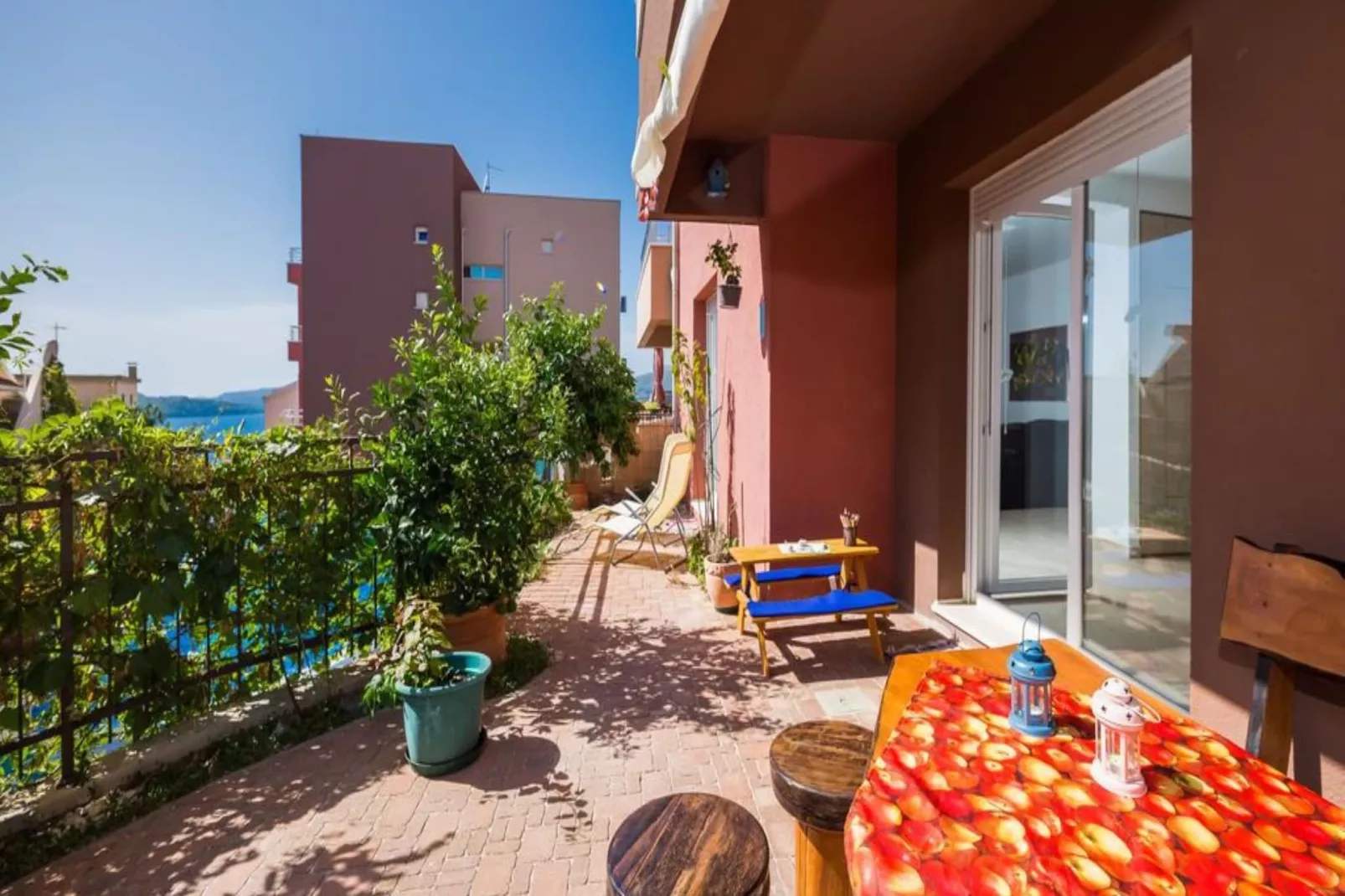 Elegant Hideaway Apartment with Pool - Two Bedroom Apartment with Pool - Terrasse/Balkon