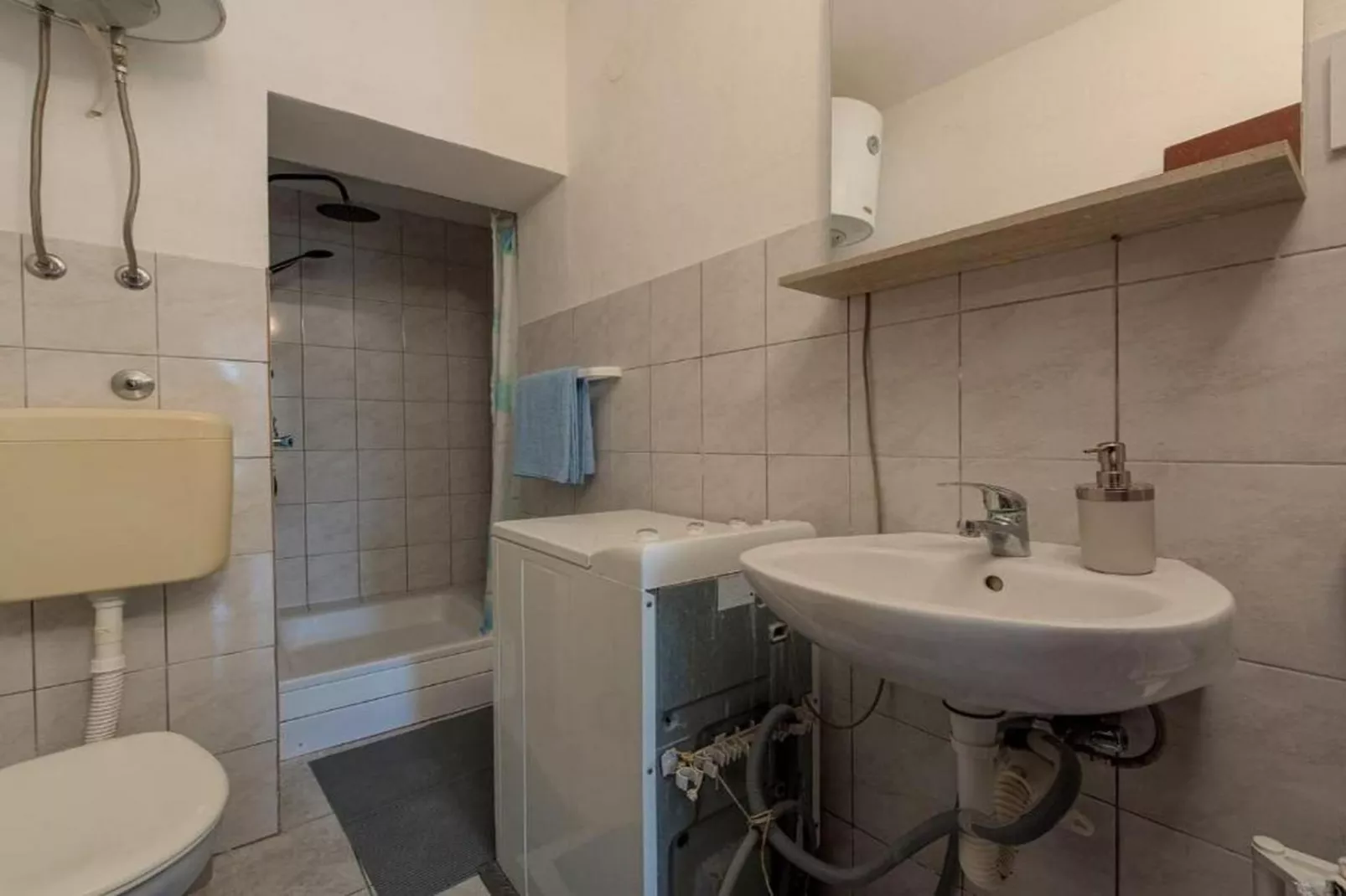 Three Bedroom Holiday Home - Bathroom