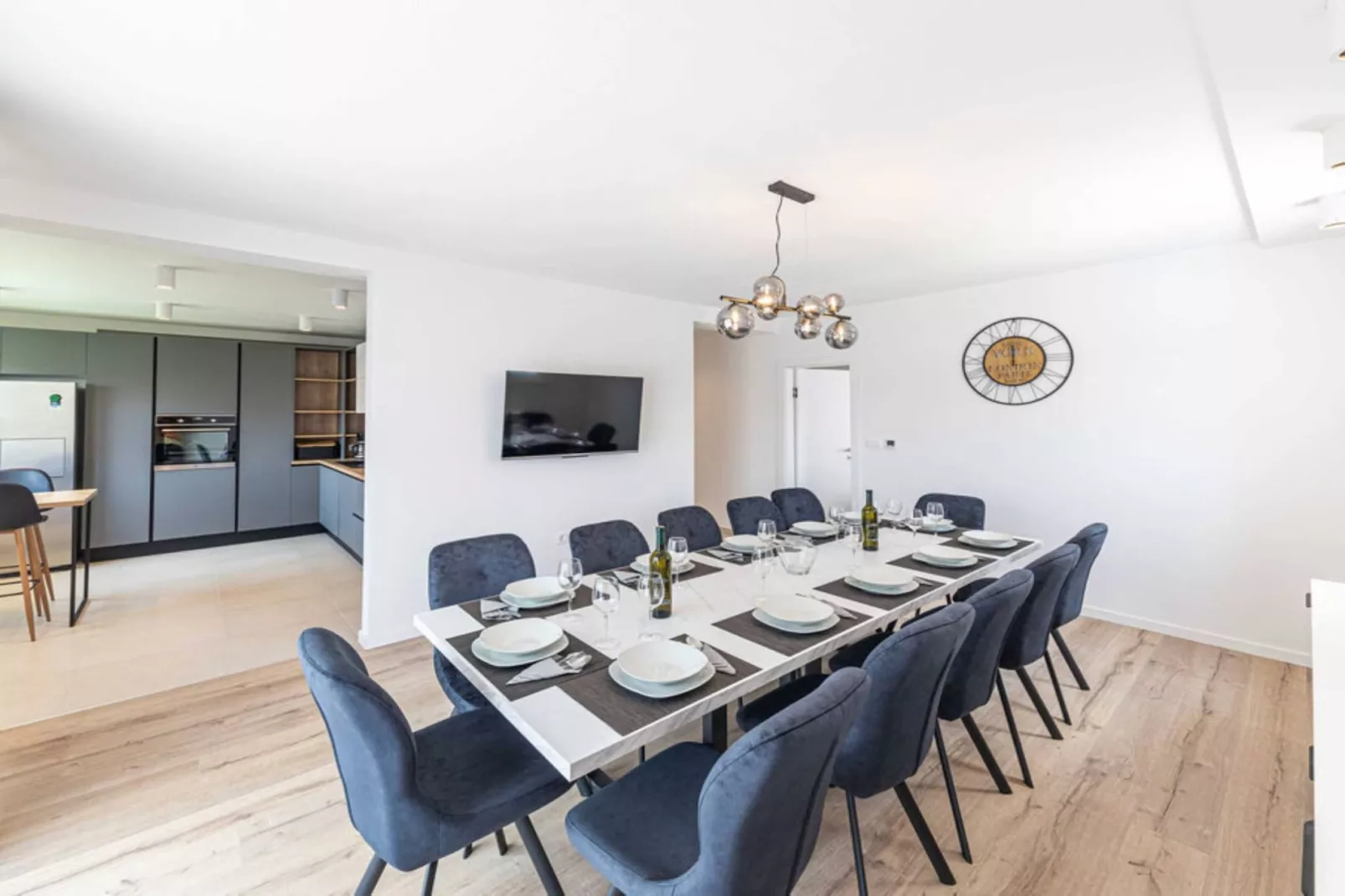Expansive Retreat with Private Pool & BBQ, Near the Beach - Six Bedroom Villa - Esszimmer