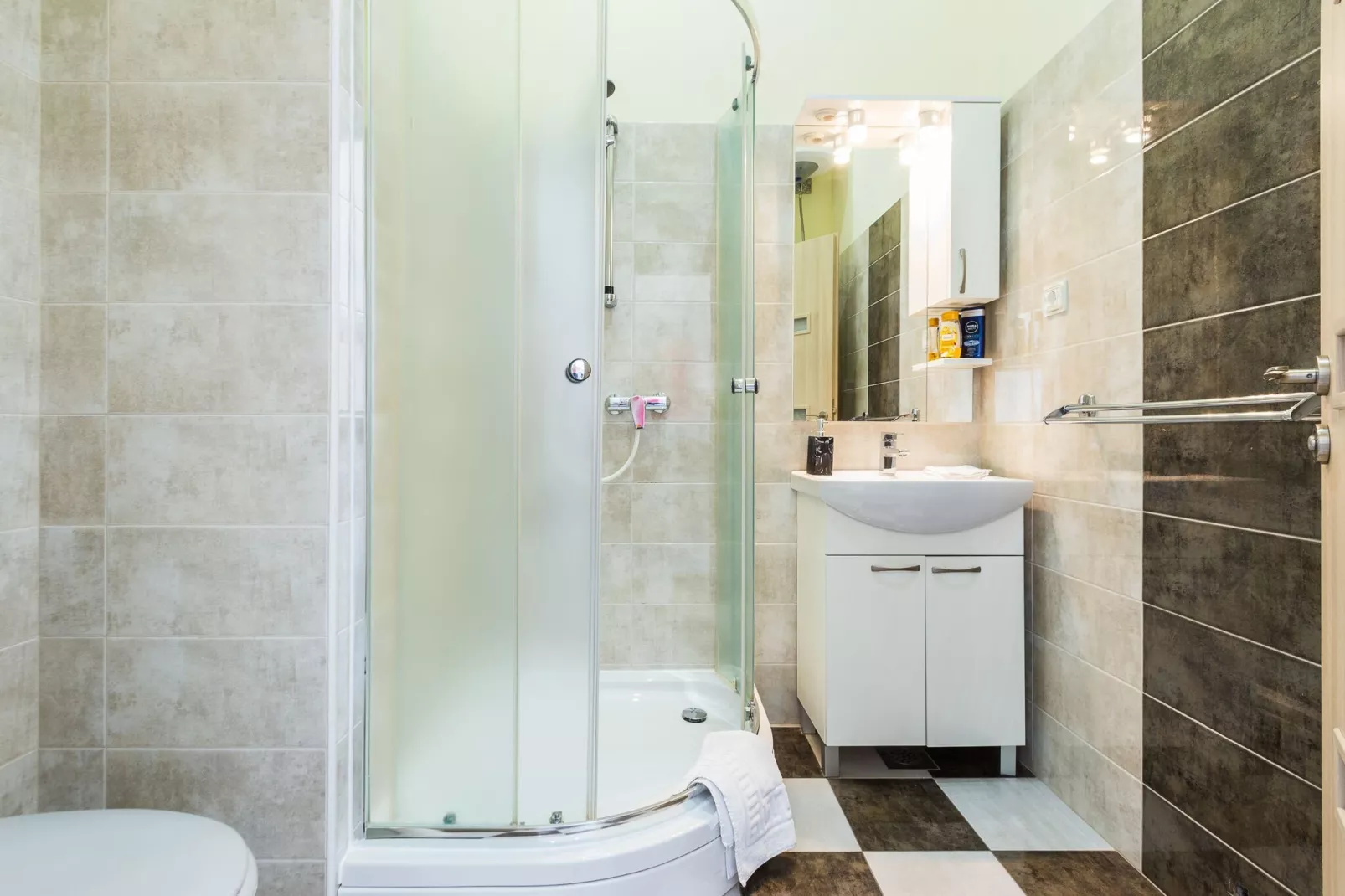 Charming and Historic Old Town Apartments - Studio Apartment - Badezimmer