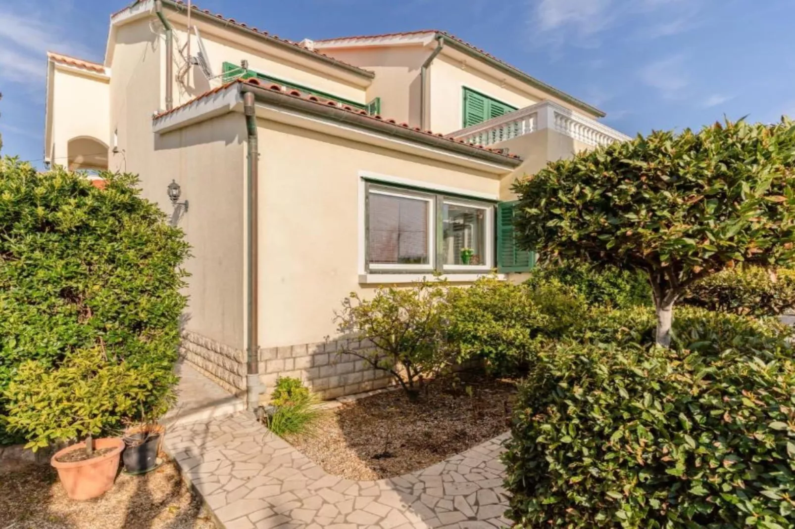 Beachside Serenity Apartments in Barbot - One Bedroom Apartment with Balcony (Owner YELLOW) - Extérieur