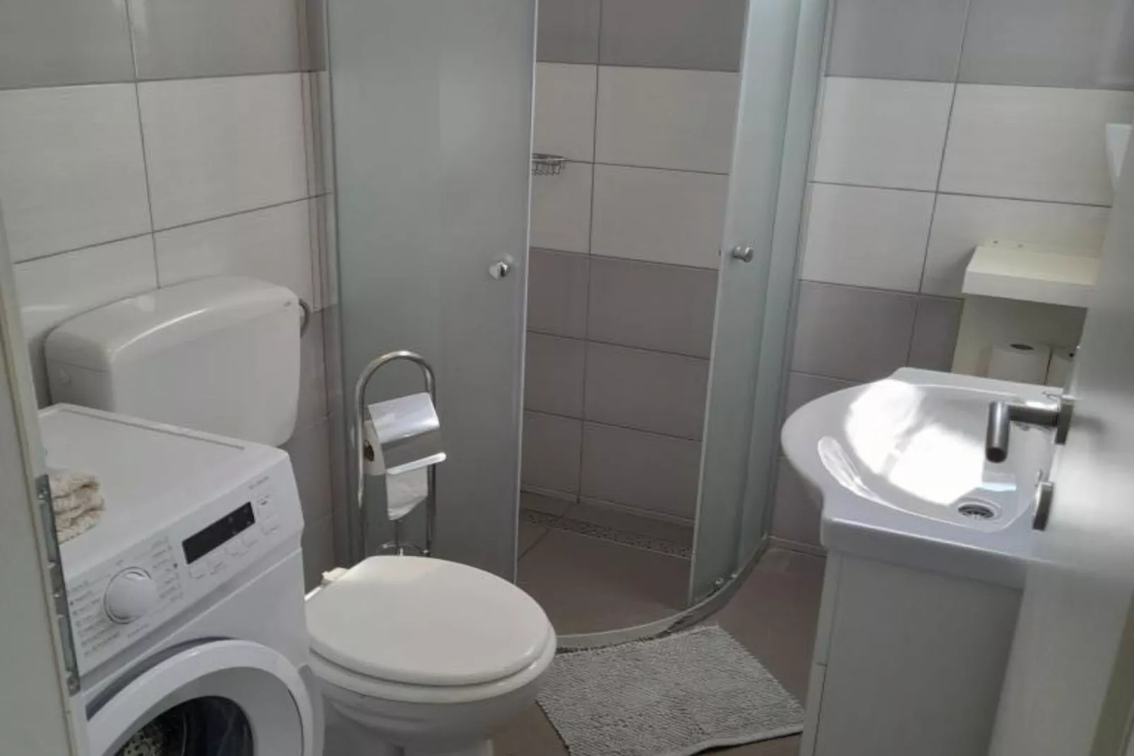 Peaceful Apartments Harfa-One Bedroom Apartment with Balcony and Partial Sea View 1 - Badezimmer