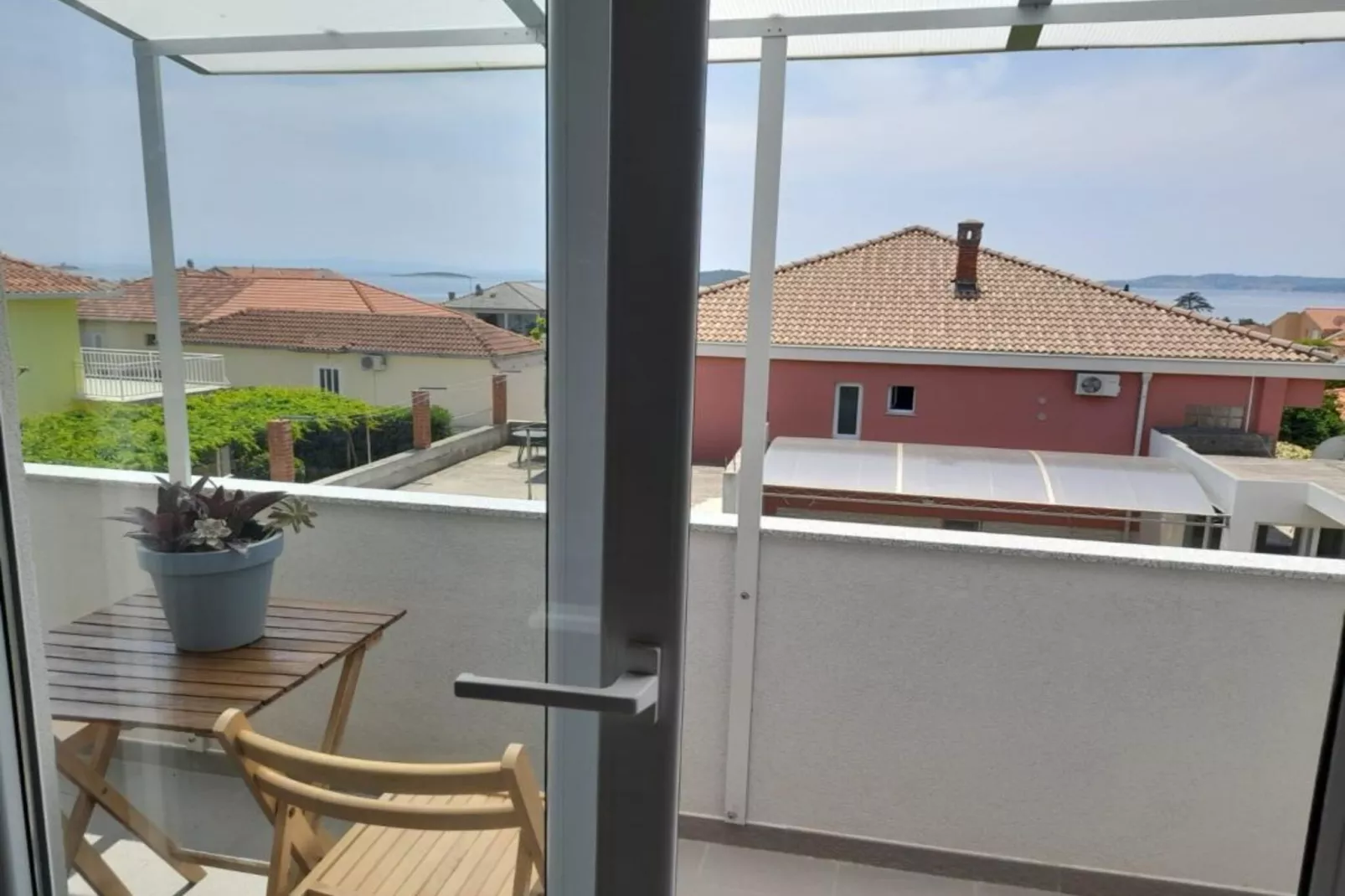 Peaceful Apartments Harfa- One Bedroom Apartment with Balcony and Partial Sea View 2 - Terrasse/Balkon