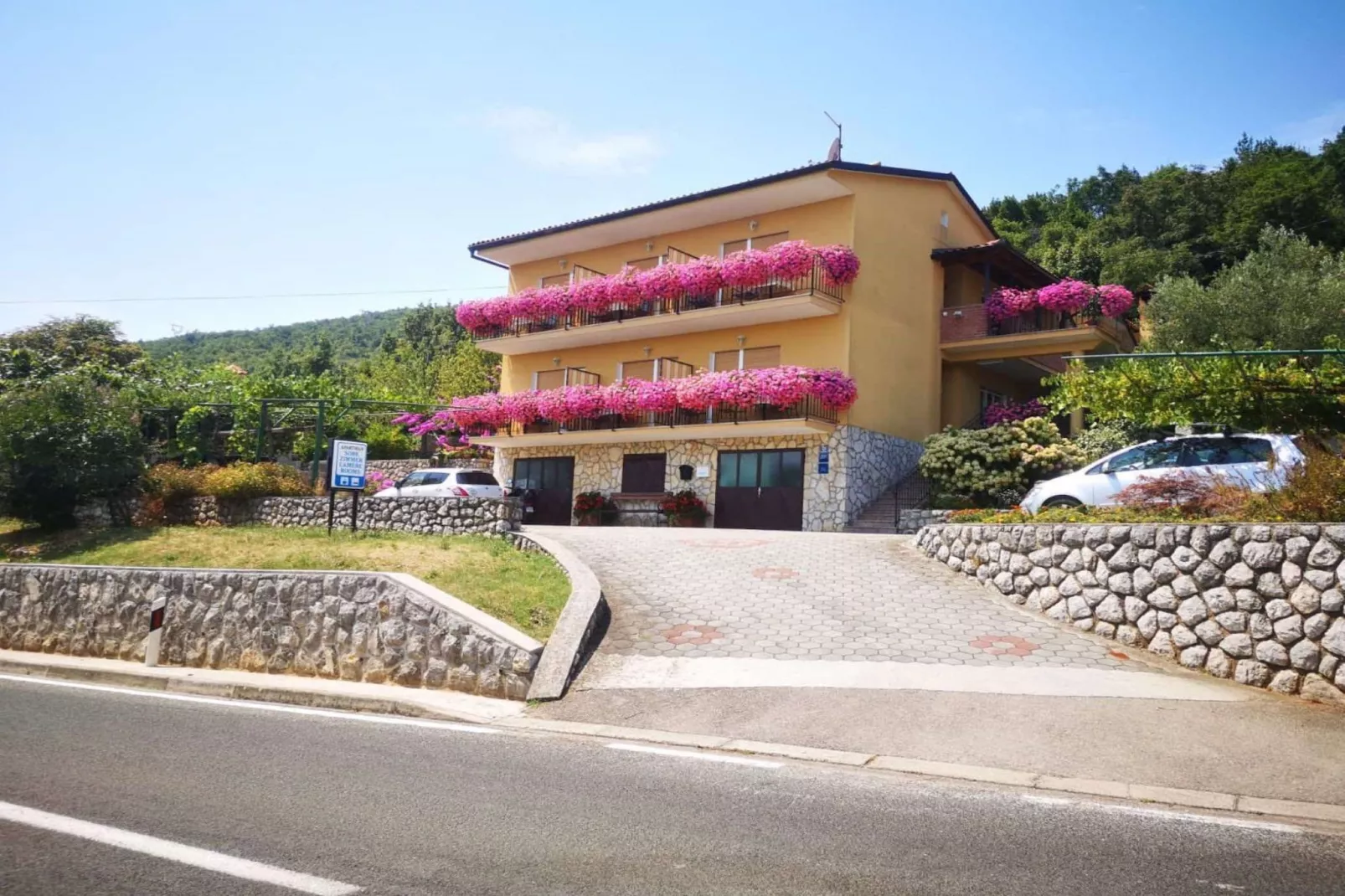 Scenic Retreat Rooms and Family Apartments - One Bedroom Apartment with Terrace - Outdoor