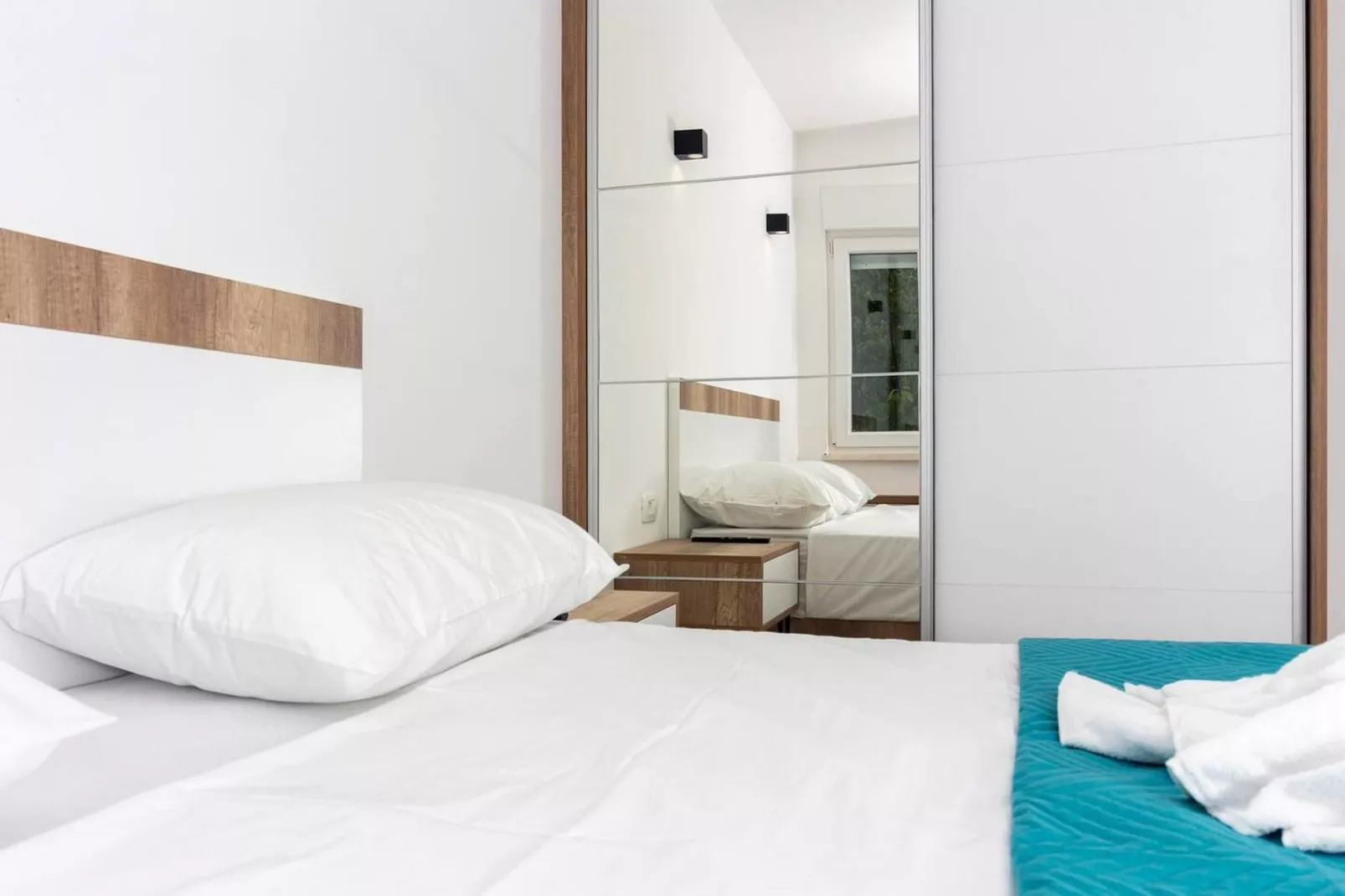 Modern Apartments with Private Balcony - Deluxe One Bedroom Apartment (Owner S3) - Schlafzimmer