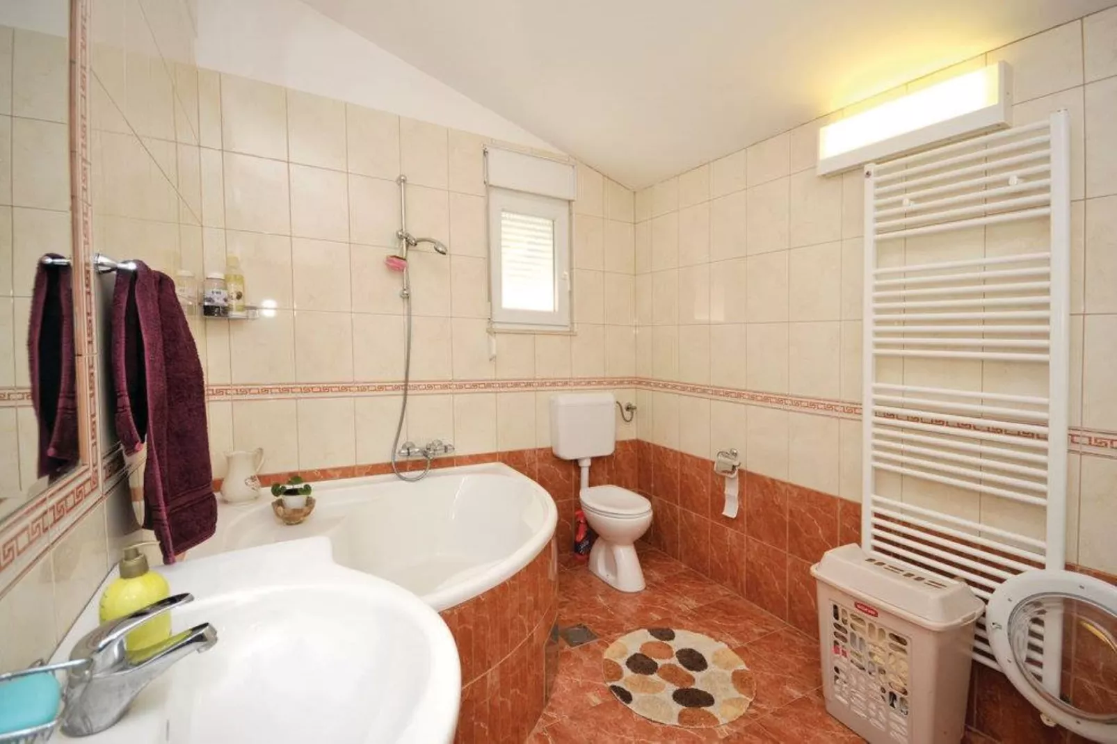 Chic and Stylish Kastel Novi Apartment with Pool - Five Bedroom Apartment With Pool - Badezimmer