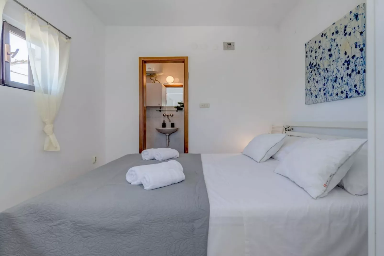Seaside Getaway Holiday Home with Patio Slatine - Three Bedroom Holiday Home - Bedroom