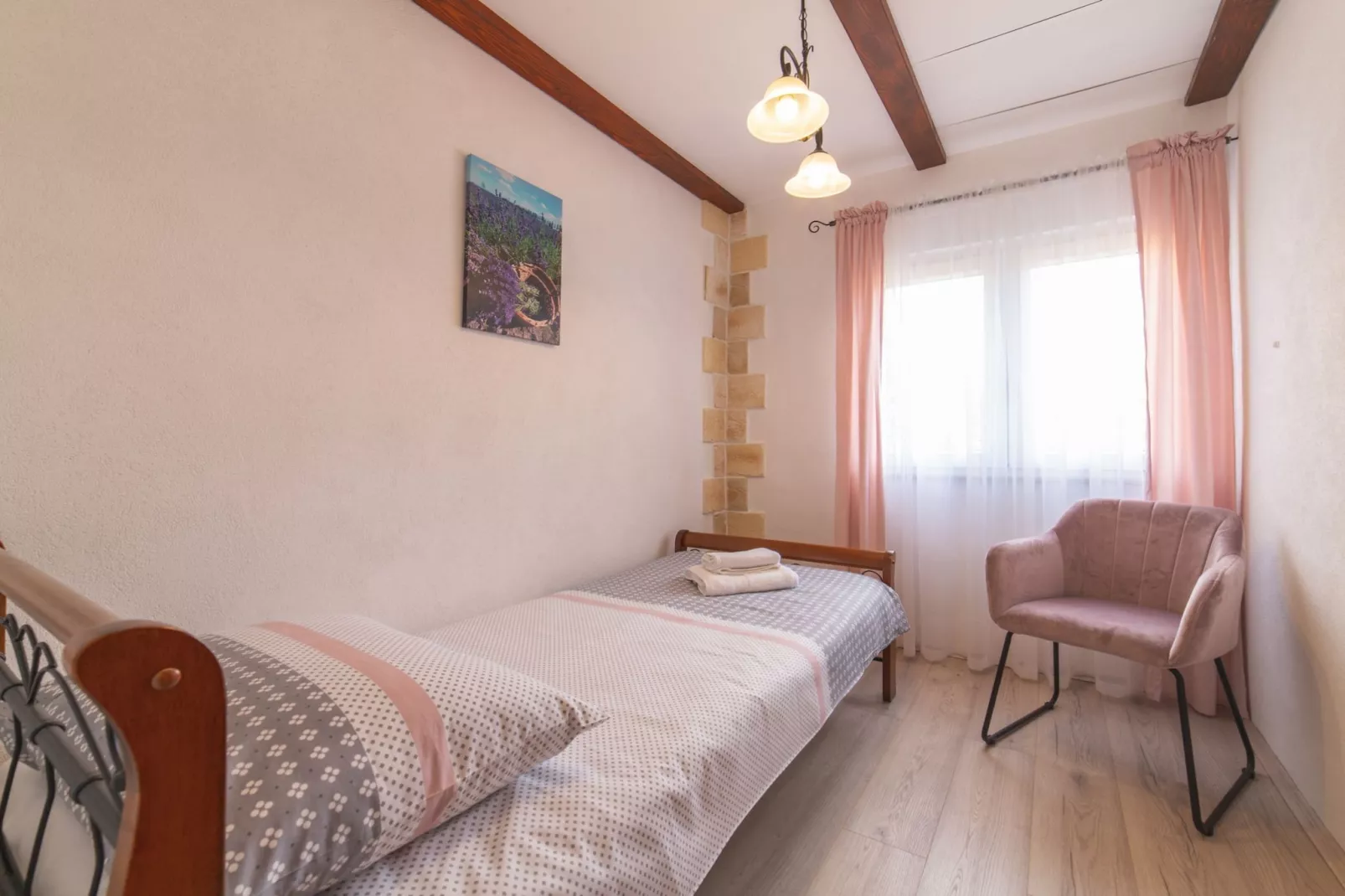 Serene Retreat Holiday Home with Pool - Two Bedroom Holiday Home with Pool - Schlafzimmer