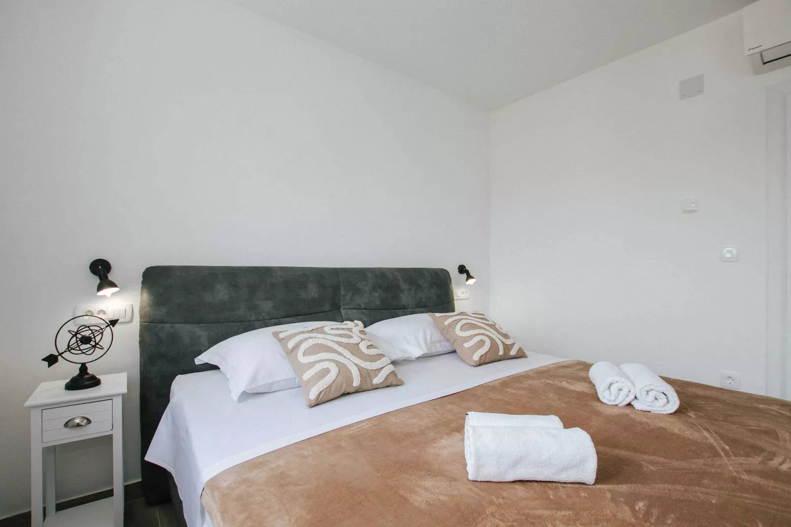 Spacious Luxury Trogir Apartments - Classic Two Bedroom Apartment (Coral) - Bedroom