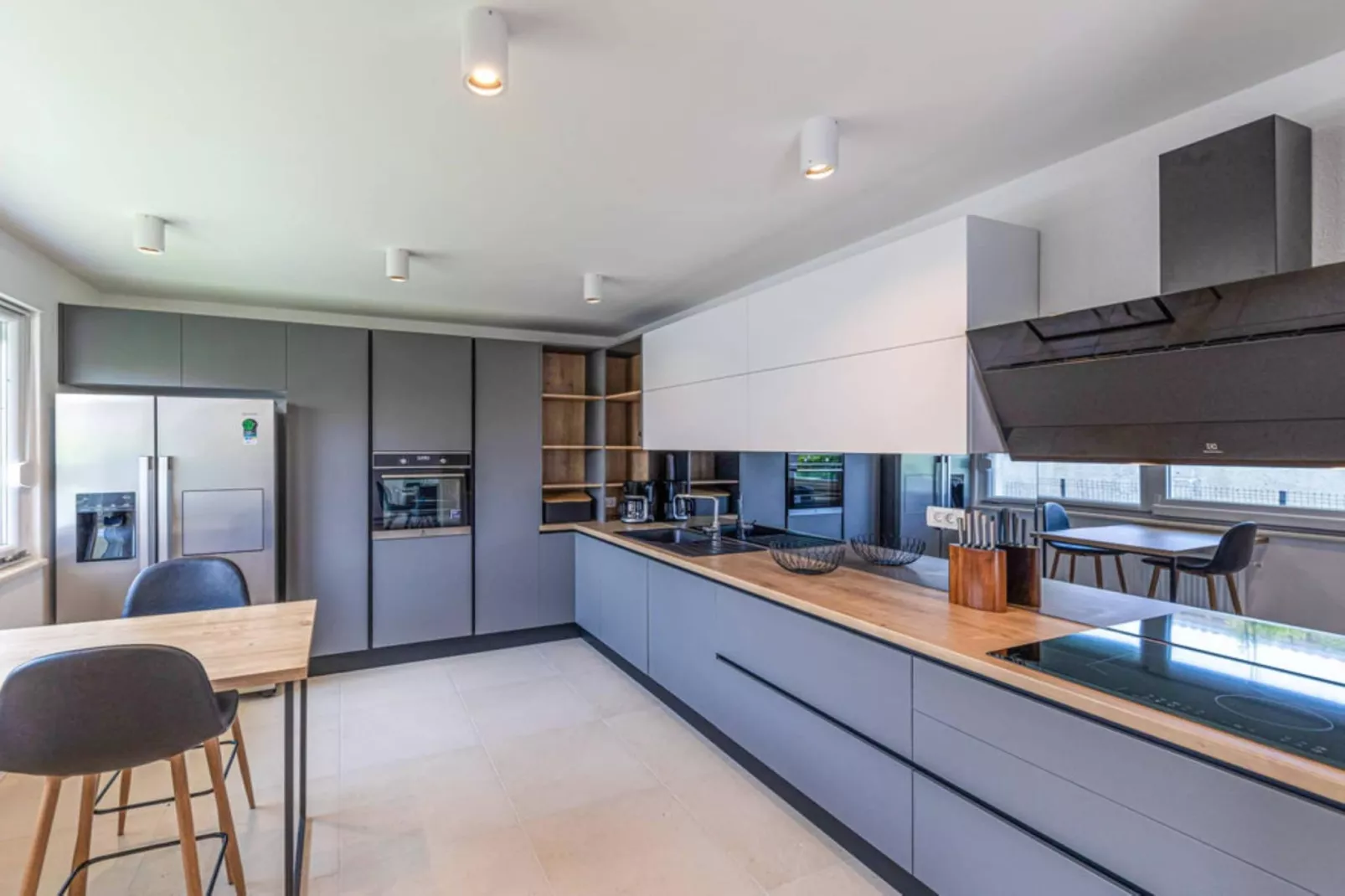 Expansive Retreat with Private Pool & BBQ, Near the Beach - Six Bedroom Villa - Küche