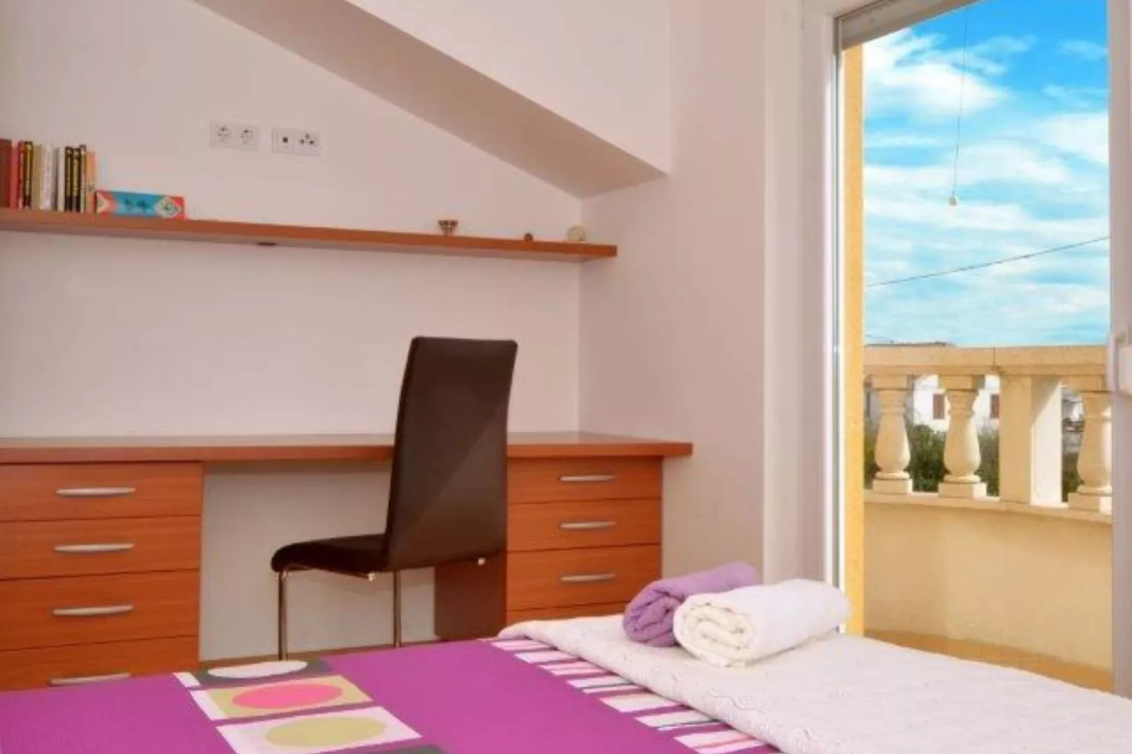 Bright Kaštela Apartment with Balcony and Private Parking - Two Bedroom Apartment - Schlafzimmer
