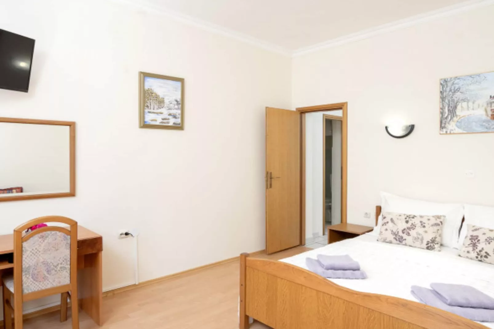 Studio (A2) - Bedroom