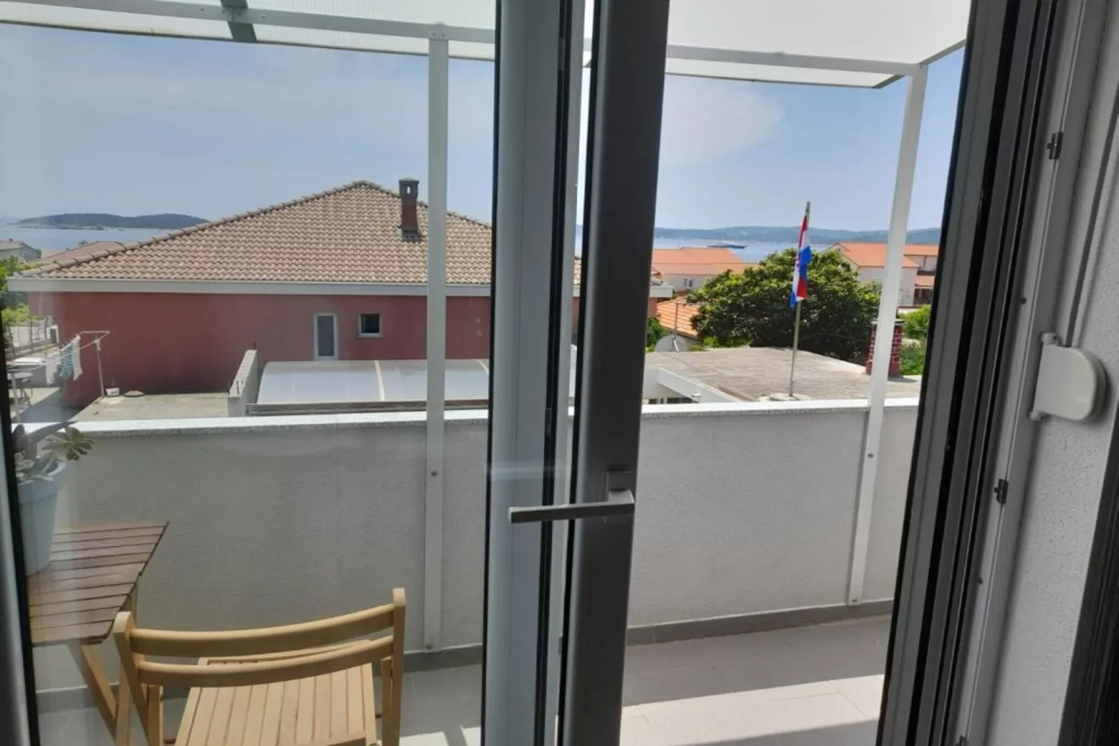 Peaceful Apartments Harfa-One Bedroom Apartment with Balcony and Partial Sea View 1 - Terrasse/Balkon