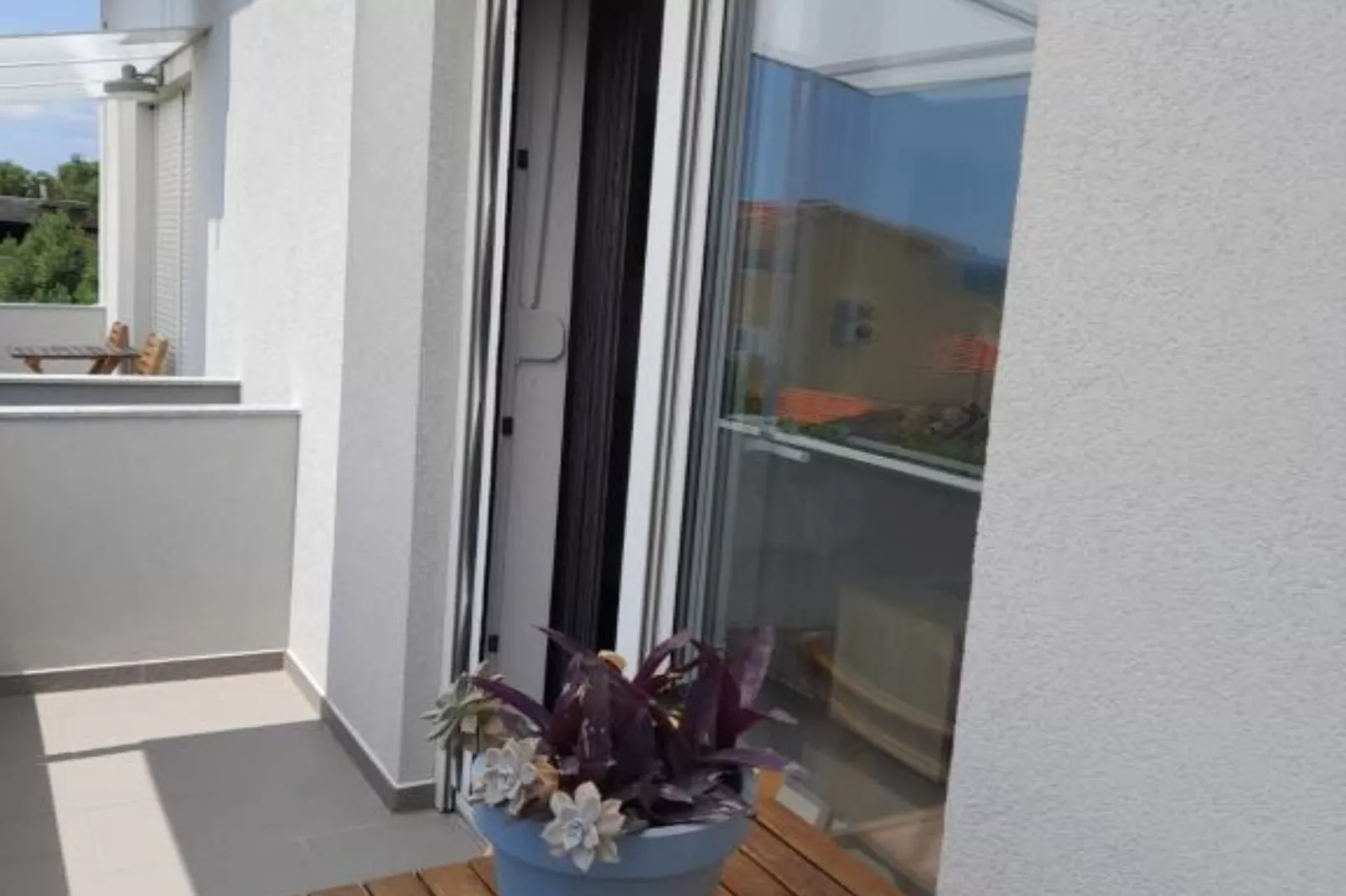 Peaceful Apartments Harfa- One Bedroom Apartment with Balcony and Partial Sea View 2 - Terrasse/Balkon