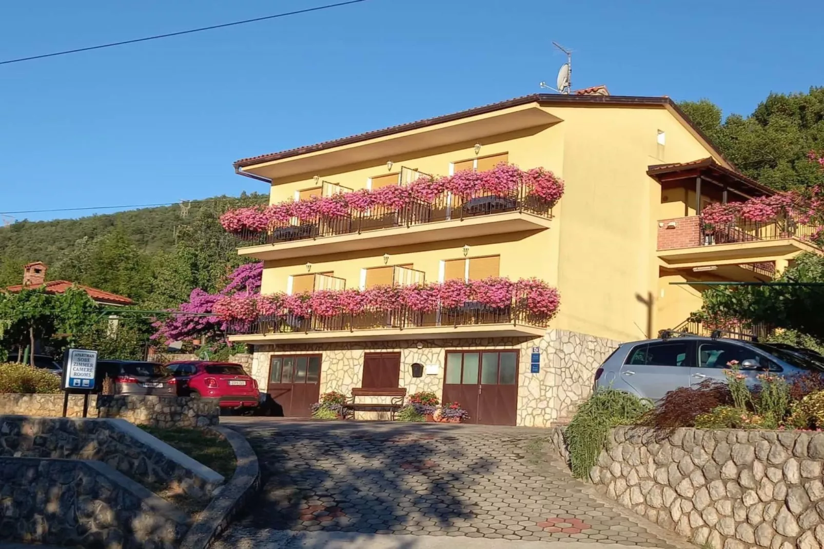 Scenic Retreat Rooms and Family Apartments - One Bedroom Apartment with Terrace - Outdoor