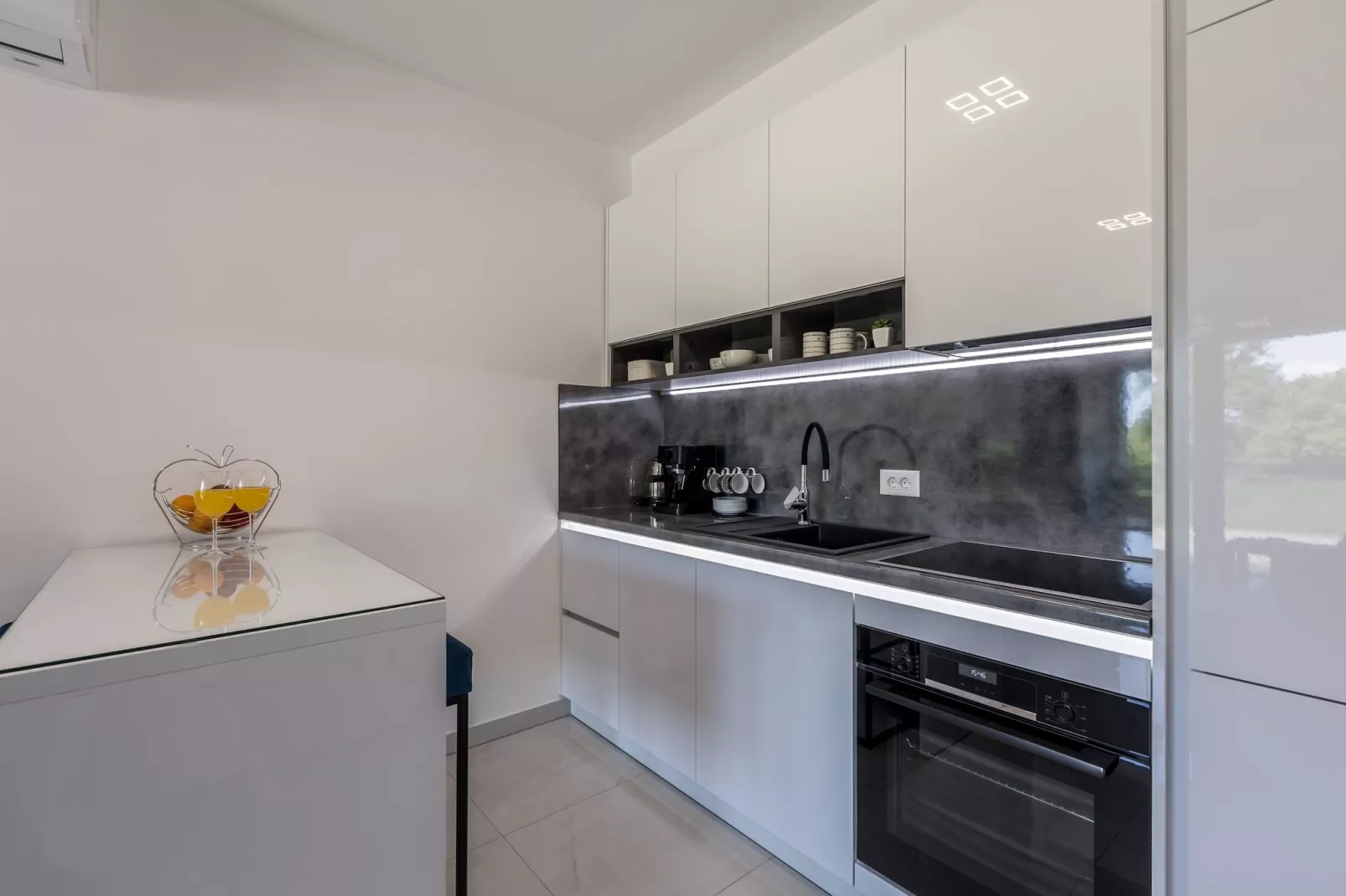 Scenic Kastel Luksic Apartments - One Bedroom Apartment (owner sjever manji) - Cuisine