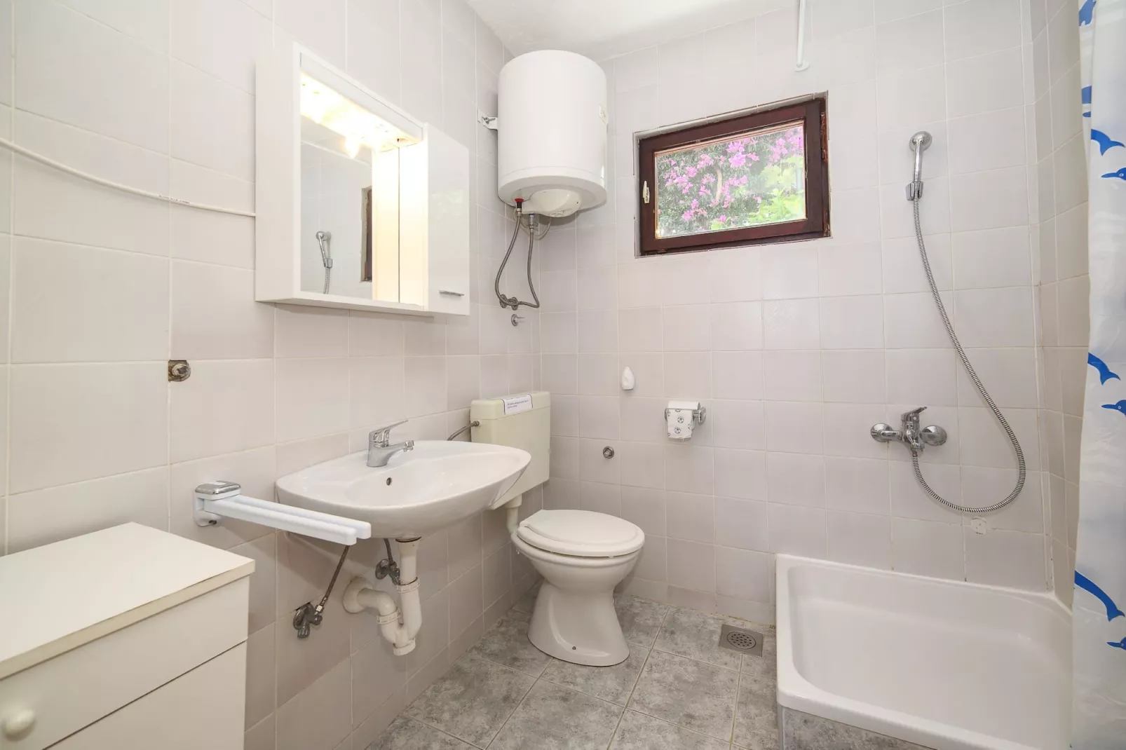 Cozy Beachfront Holiday Home Slatine - Five Bedroom Holiday Home with Terrace and Sea View - Bathroom