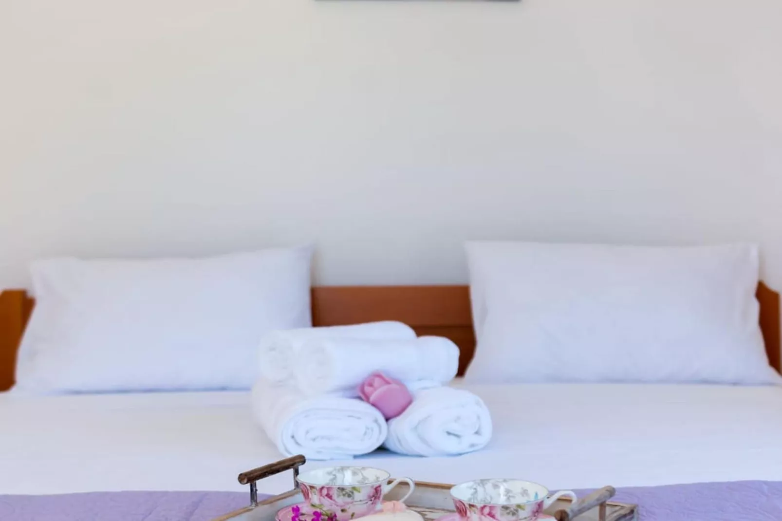 Seaside Getaway Holiday Home with Patio Slatine - Three Bedroom Holiday Home - Bedroom