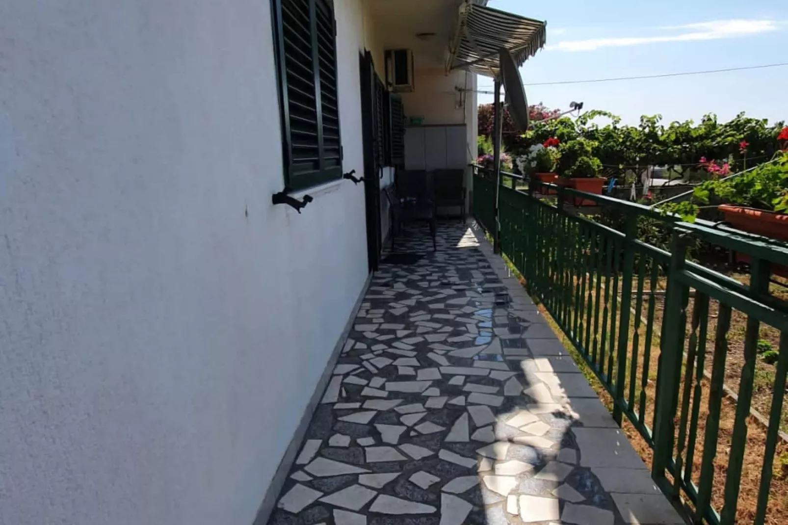 Spacious Apartment Steps from the Beach, with Private Terrace and Grill - Three Bedroom Apartment - Terrasse