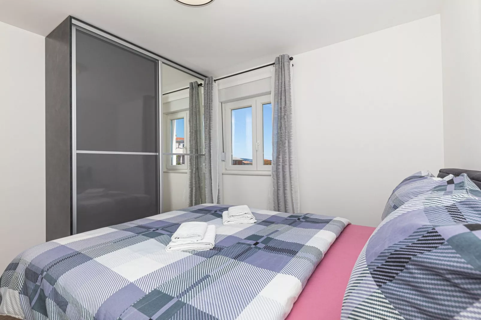 Elegant Kastel Novi Apartment with Sea View Balcony - Two Bedroom Apartment with Sea View and Balcony - Bedroom