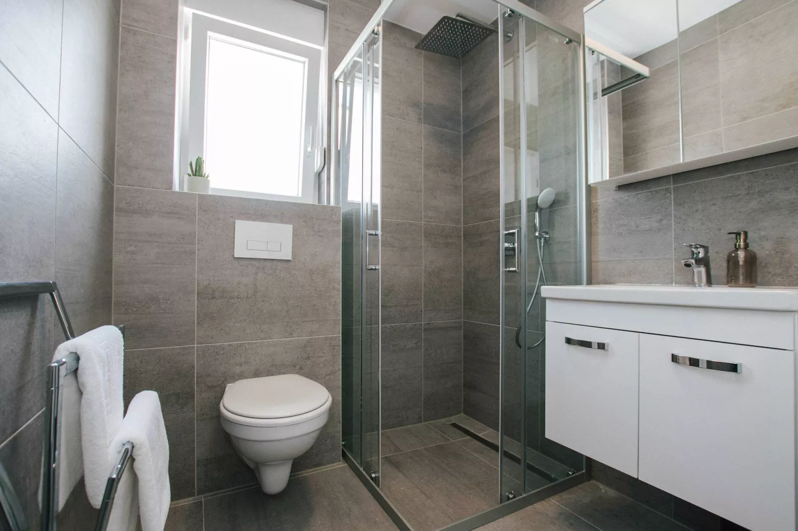 Spacious Luxury Trogir Apartments - Classic Two Bedroom Apartment (Coral) - Bathroom