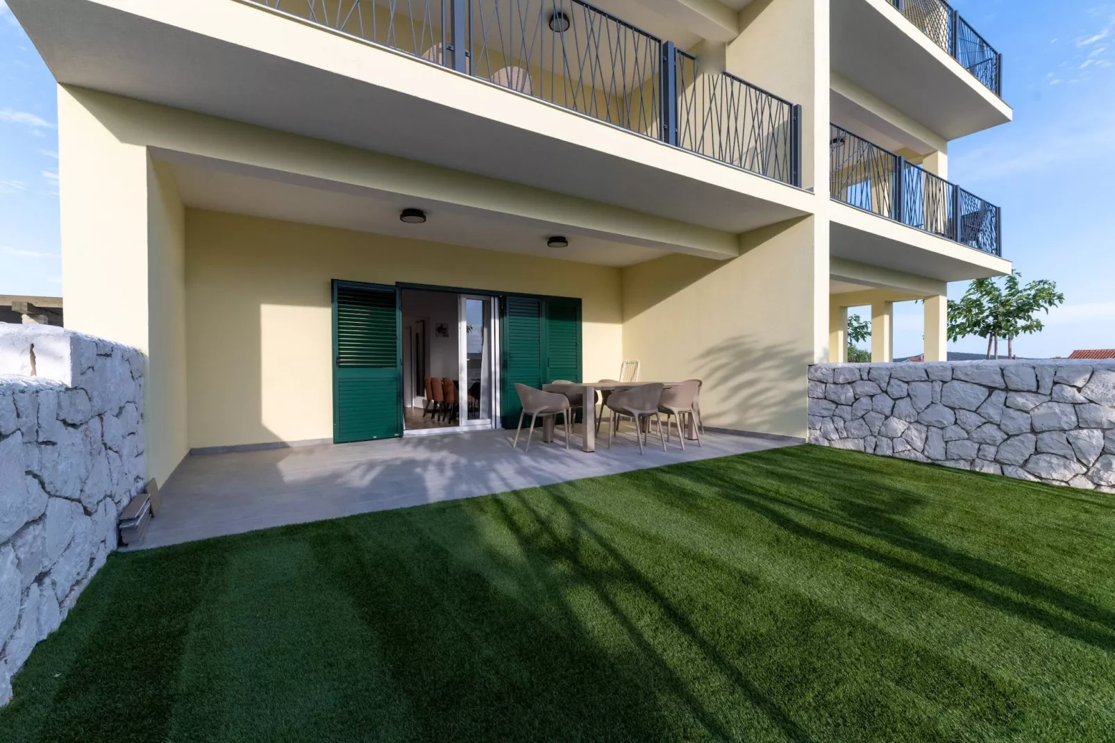 Luxury Living at Horizon Retreat - Two Bedroom Apartment (owner South S3) - Gardens in summer