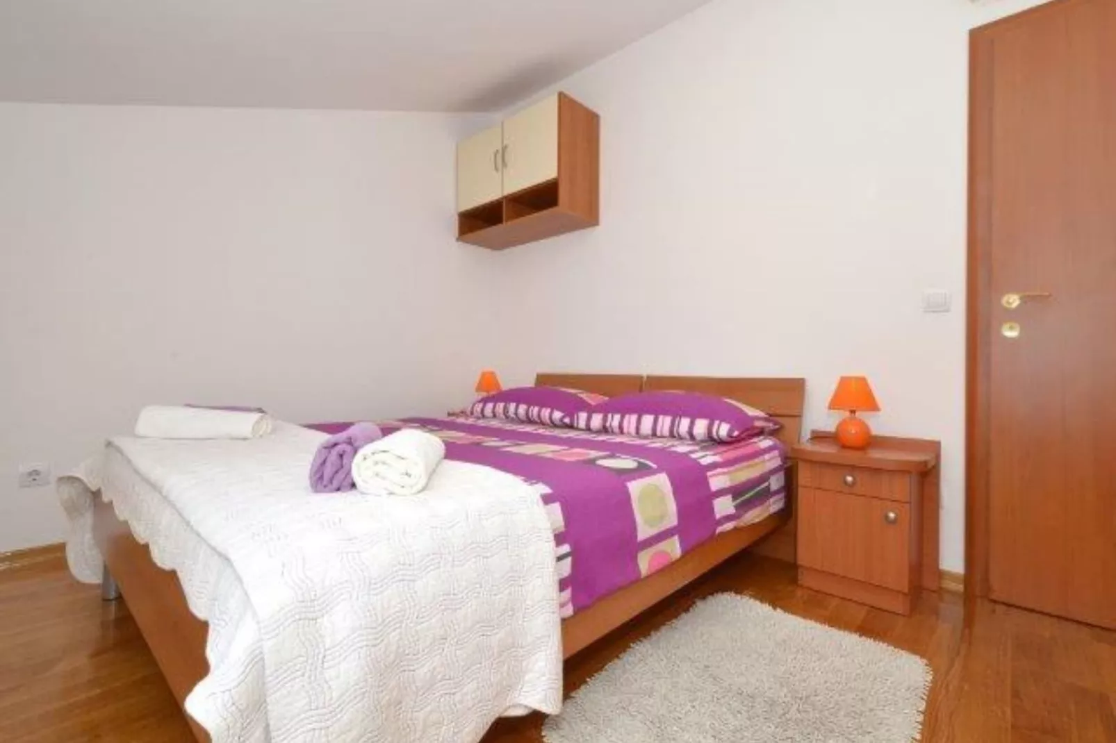 Bright Kaštela Apartment with Balcony and Private Parking - Two Bedroom Apartment - Schlafzimmer