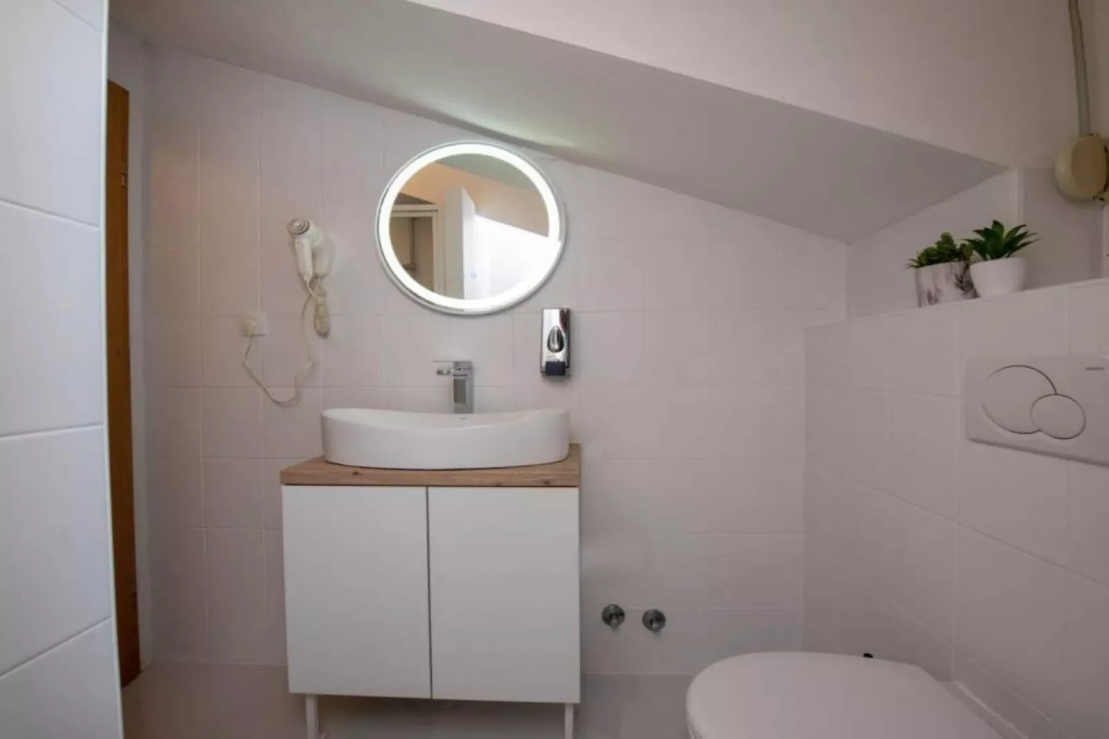 Villa Tomi- Classic Double Room With Sea View (9) - Badezimmer