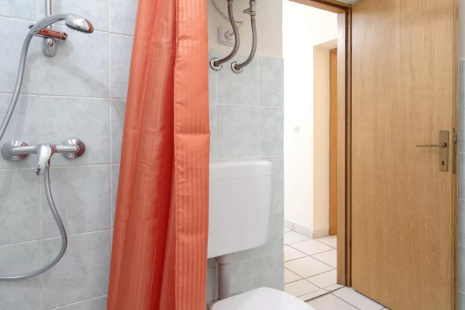 Studio (A2) - Bathroom