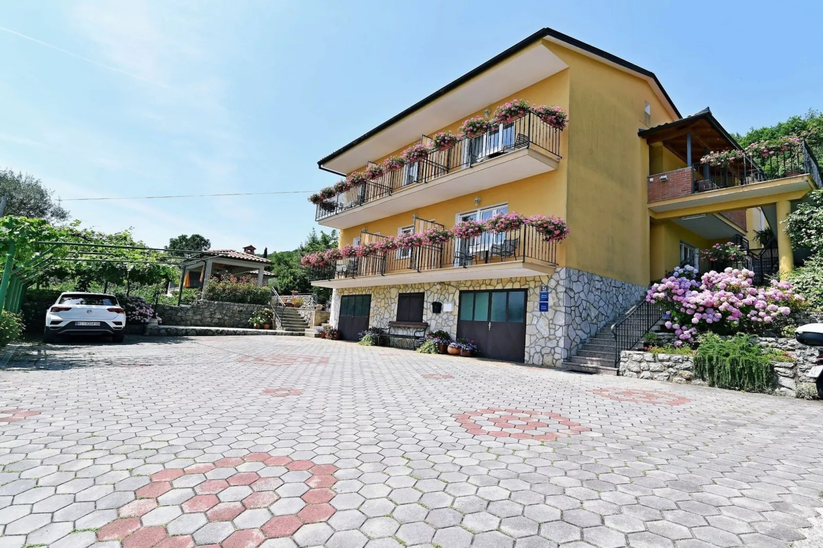 Scenic Retreat Rooms and Family Apartments - One Bedroom Apartment with Terrace - Outdoor