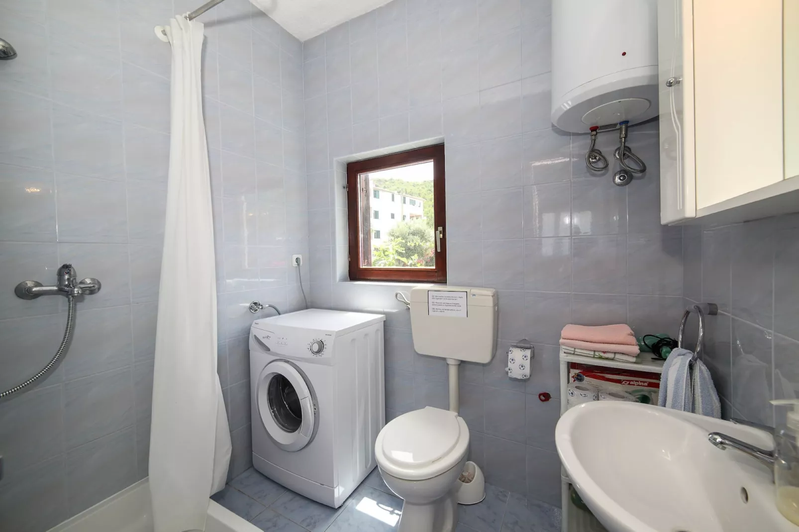 Cozy Beachfront Holiday Home Slatine - Five Bedroom Holiday Home with Terrace and Sea View - Bathroom