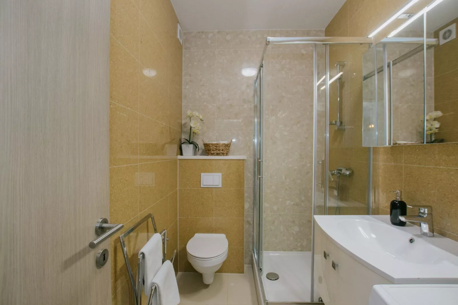 Scenic Sea View Apartment Trogir - Two Bedroom Apartment with Balcony and Sea View - Badezimmer