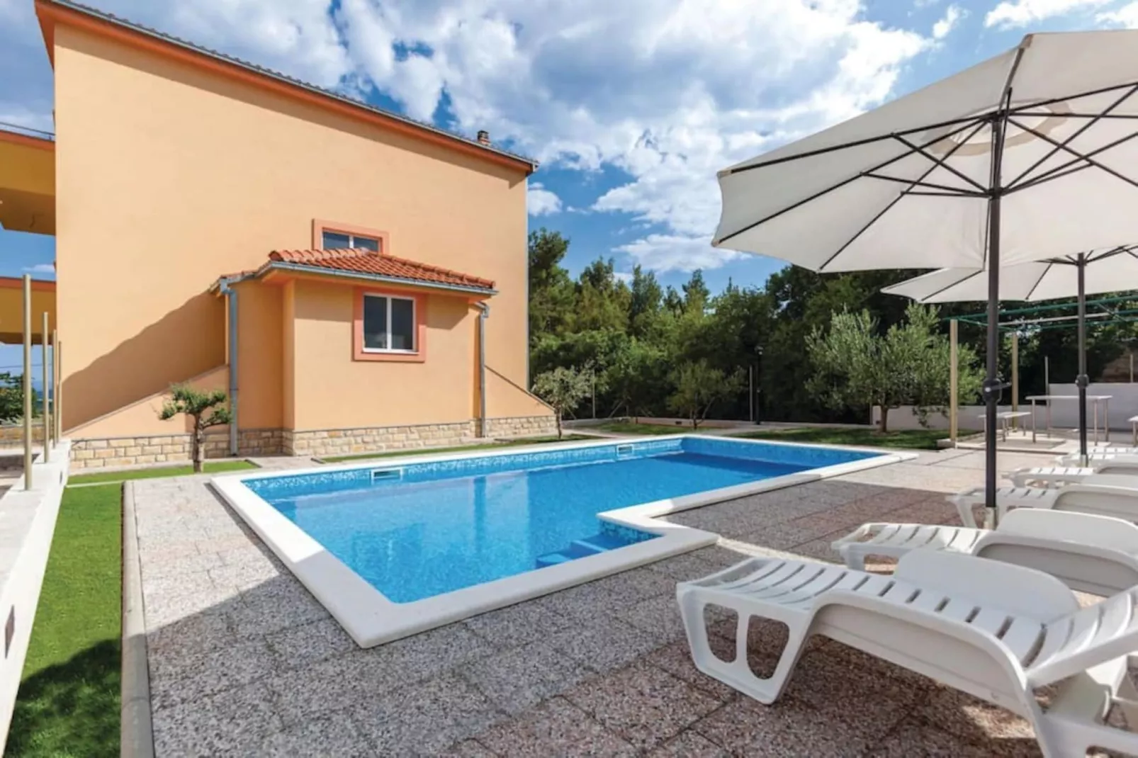 Chic and Stylish Kastel Novi Apartment with Pool - Five Bedroom Apartment With Pool - Schwimmbad