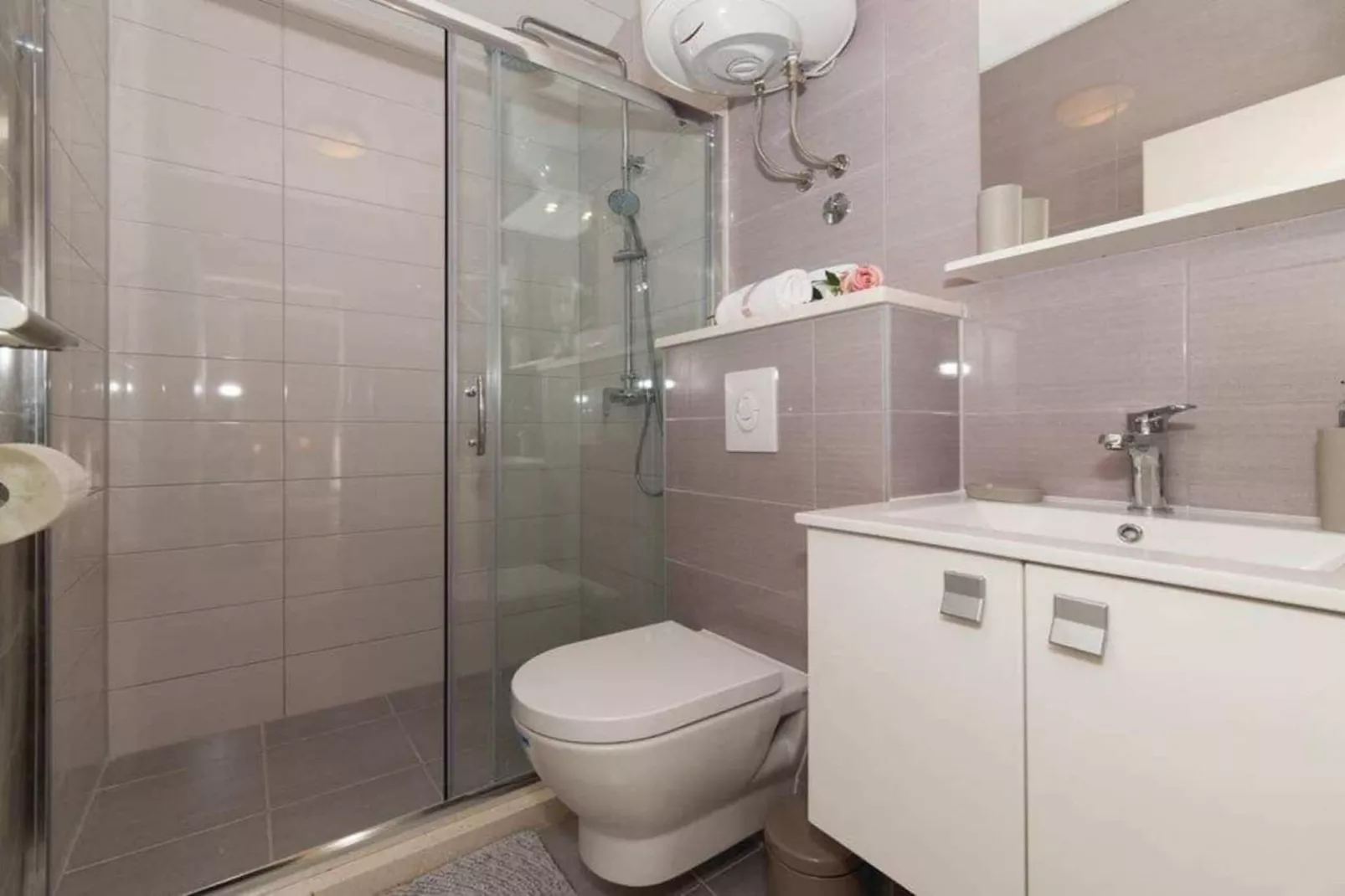 Peaceful Escape with Mountain Views, Heated Pool and Modern Amenities in Radošić - Four Bedroom Villa - Bathroom