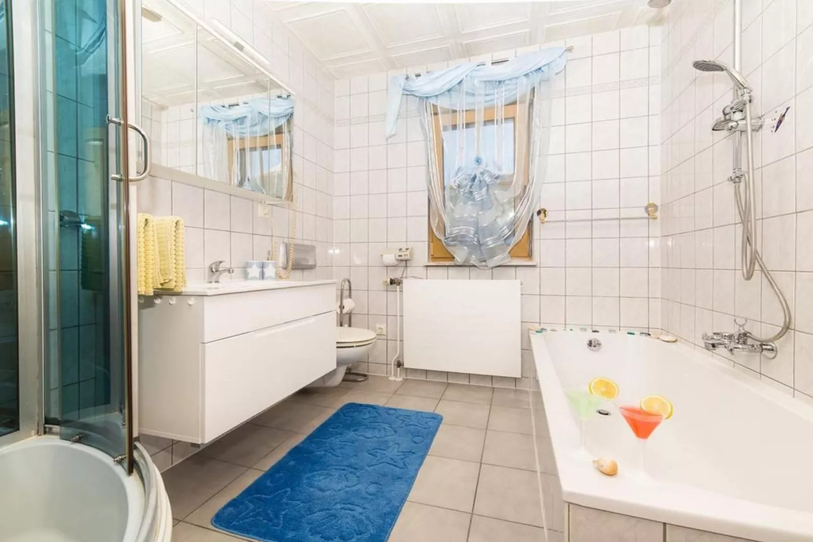 Spacious Holiday Home with Pool and Hot Tub in Kastel Stari - Four Bedroom Holiday Home with Pool - Bathroom