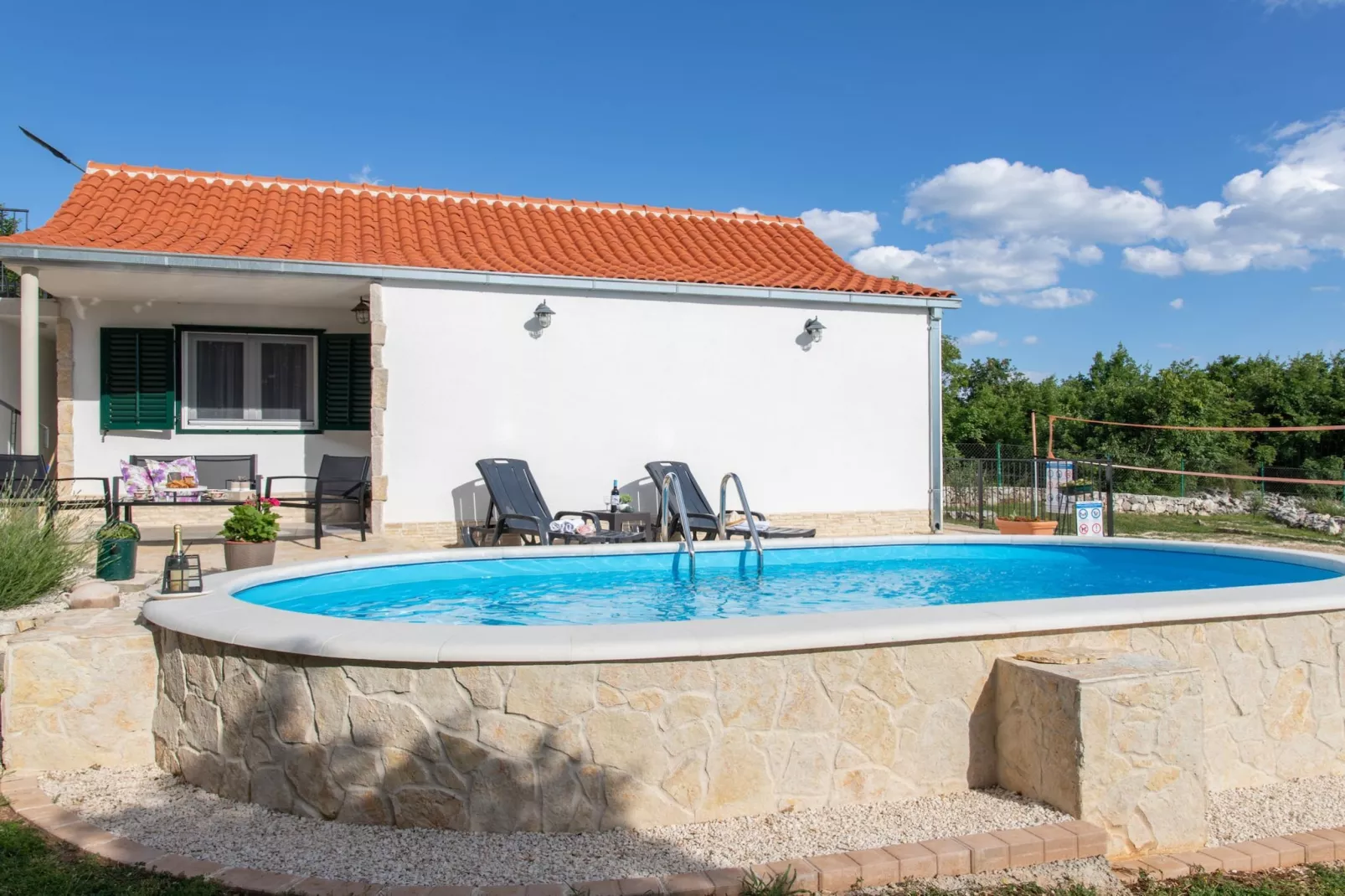 Serene Retreat Holiday Home with Pool - Two Bedroom Holiday Home with Pool - Im Freien