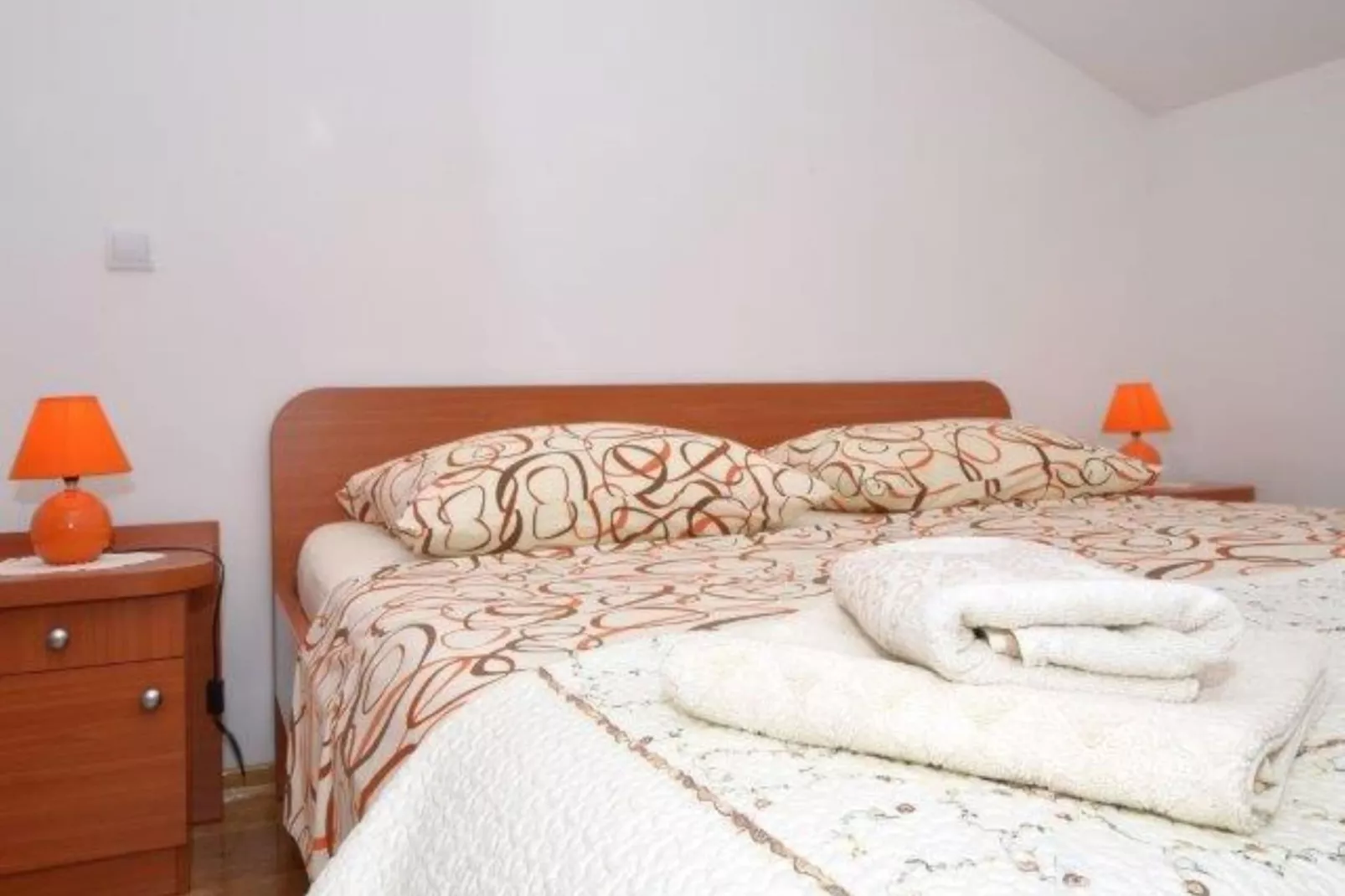 Bright Kaštela Apartment with Balcony and Private Parking - Two Bedroom Apartment - Schlafzimmer