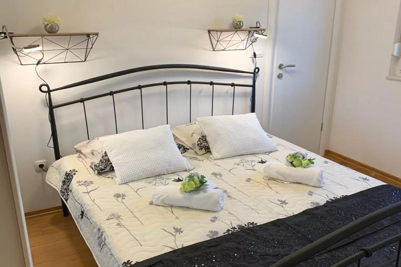 Luxury Apartment Okrug Gornji with Sea View and Pool - Three Bedroom Apartment with Sea View and Pool - Schlafzimmer