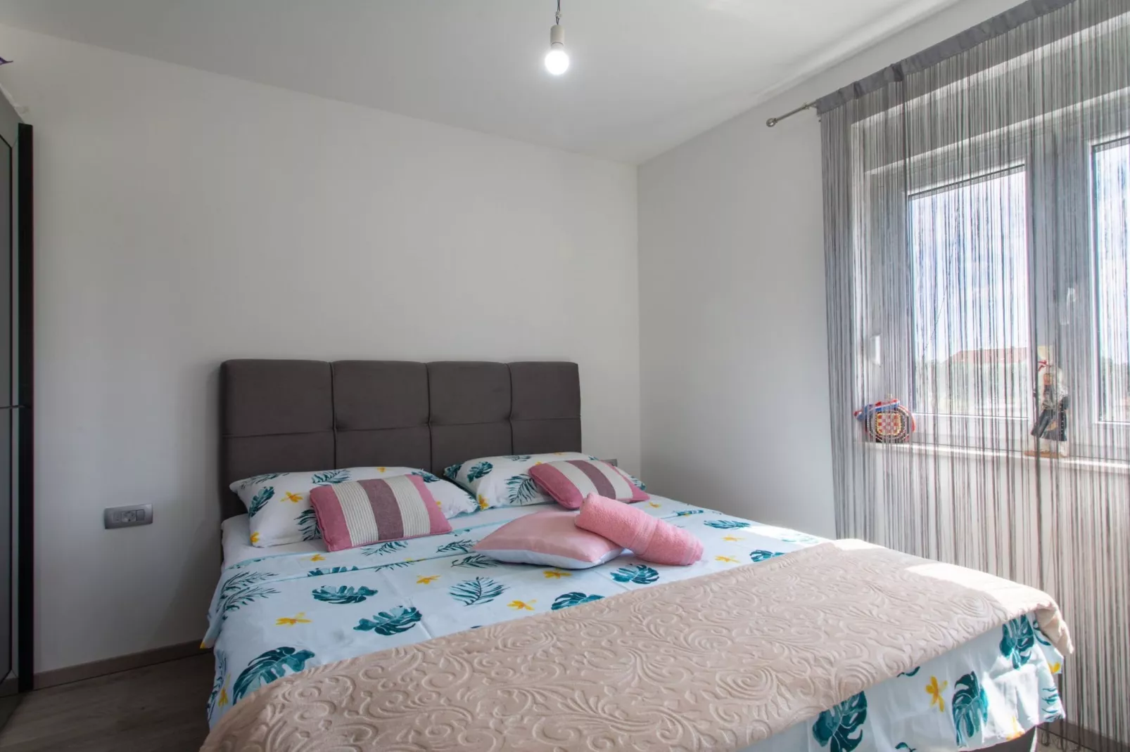 Trendy and Chic Apartment with Terrace and Private Garden - One Bedroom Apartment - Schlafzimmer