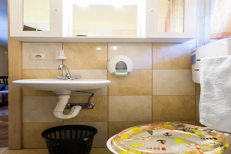 Cozy Apartments in Zadar with Sea and Mountain Views - One Bedroom Apartment with Balcony (owner 1) - Badezimmer