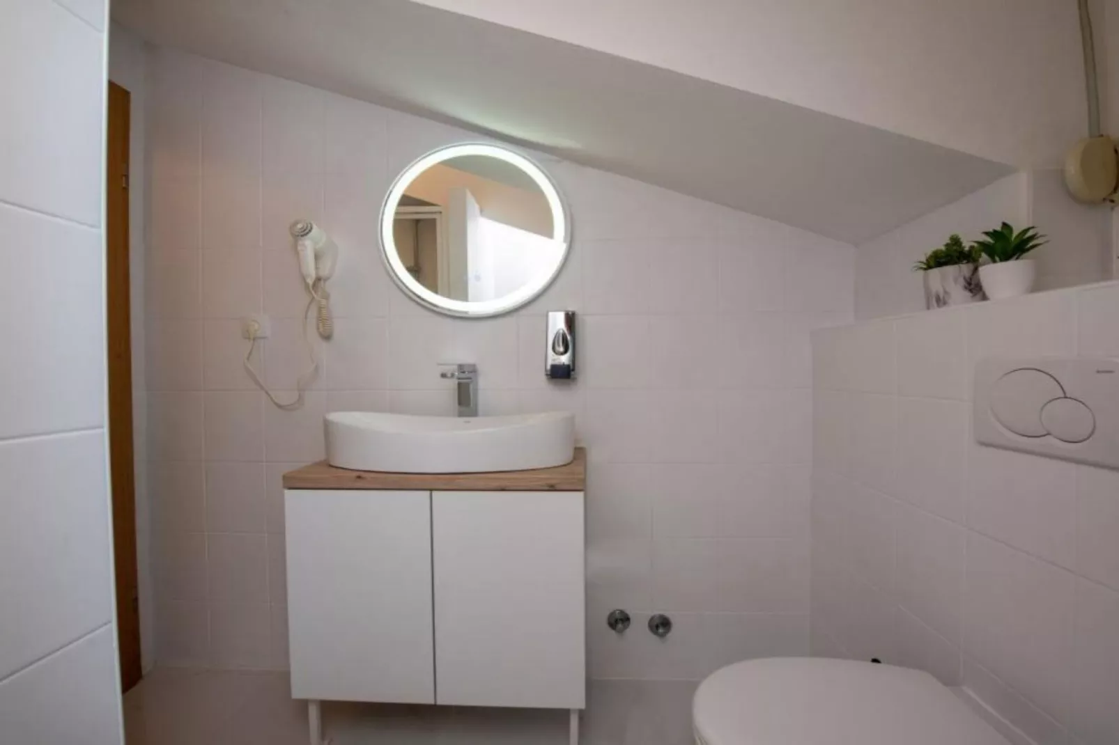 Villa Tomi - Double Room With Sea View (3) - Badezimmer