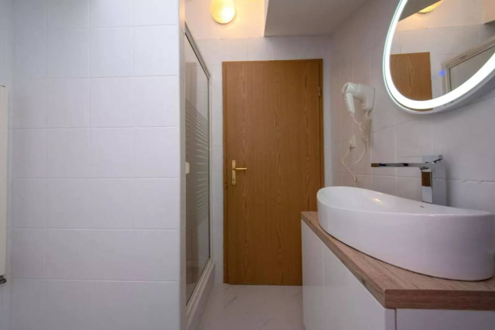 Villa Tomi- Classic Double Room With Sea View (9) - Badezimmer