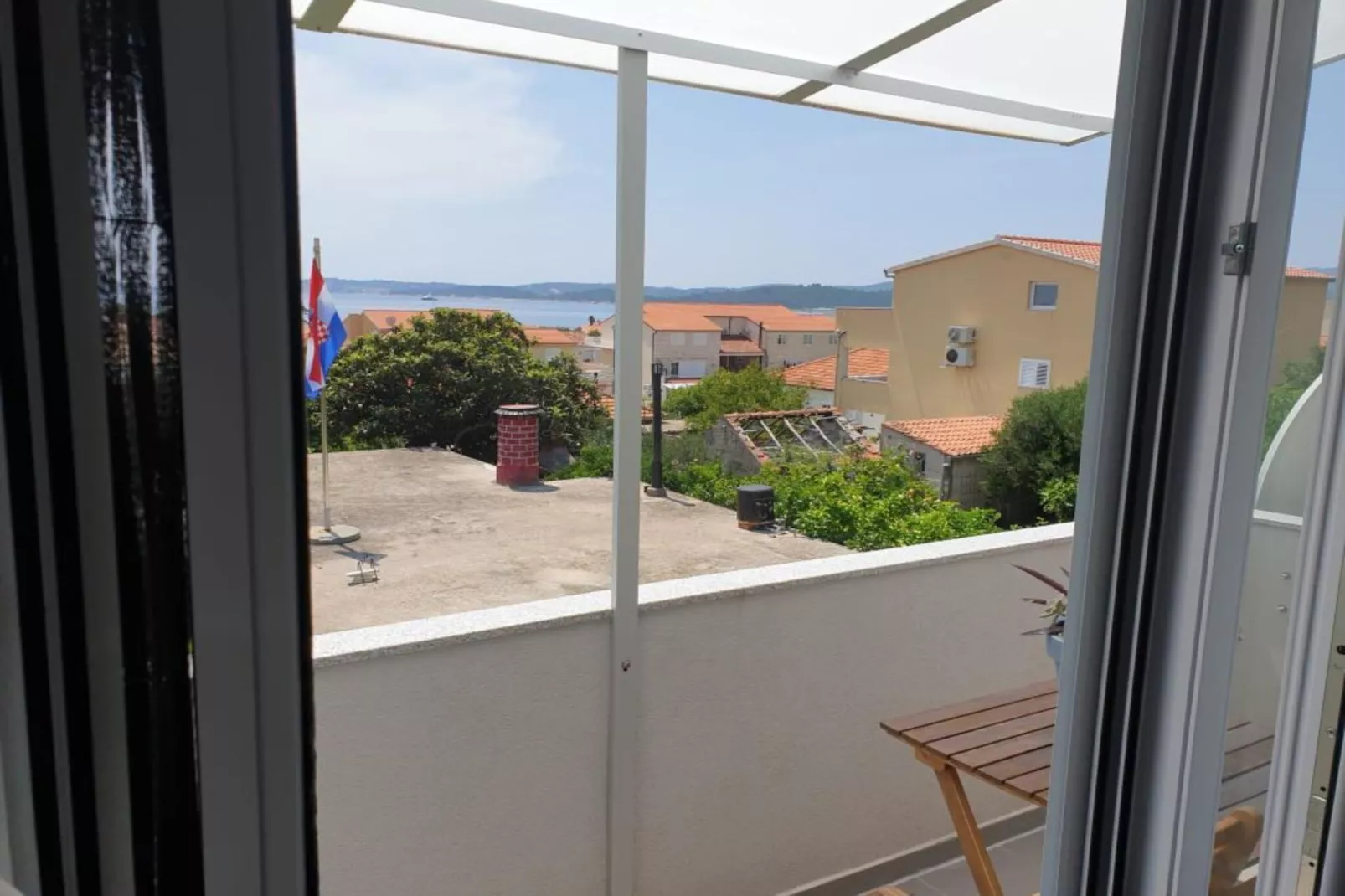 Peaceful Apartments Harfa-One Bedroom Apartment with Balcony and Partial Sea View 1 - Terrasse/Balkon