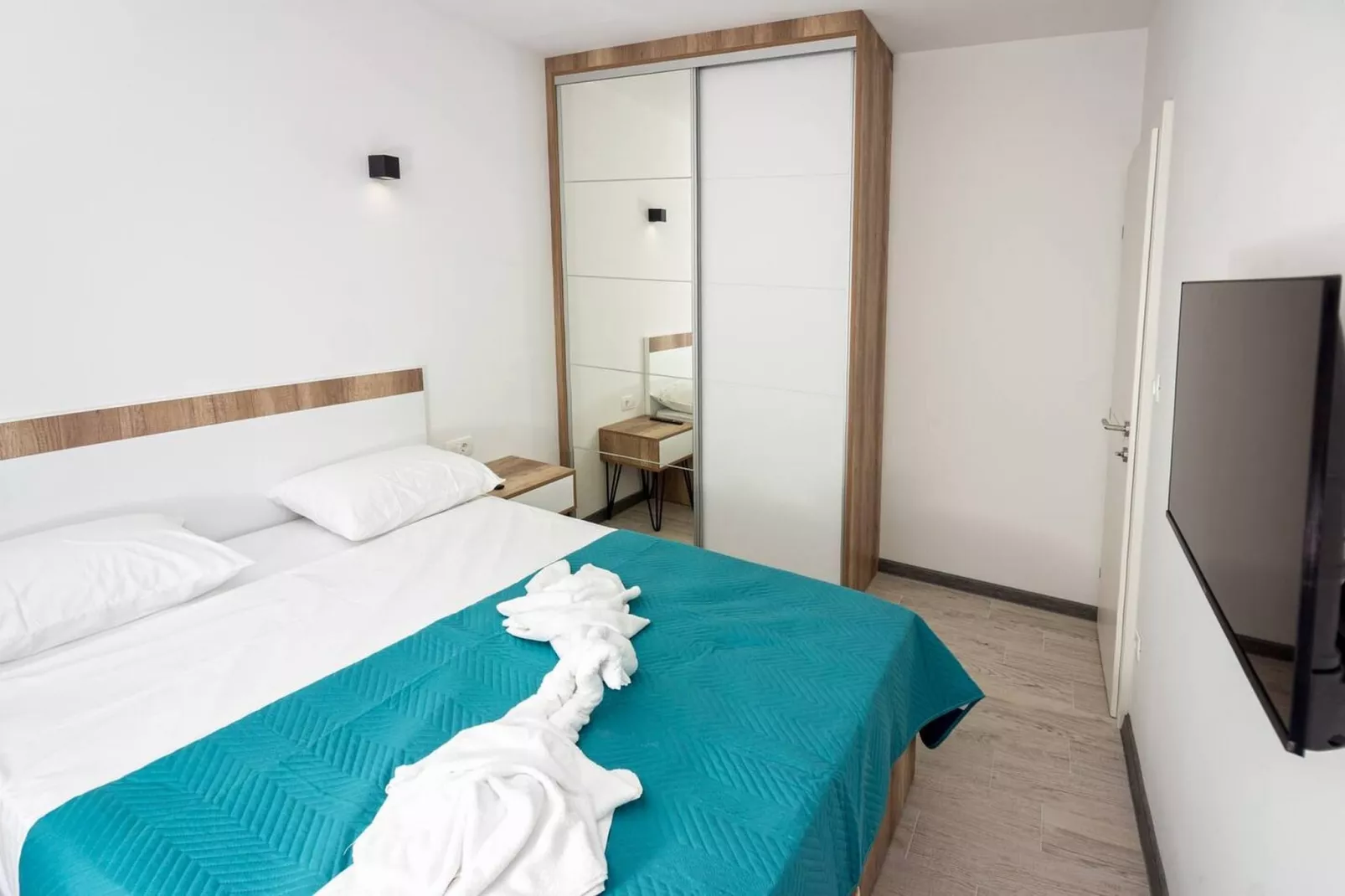 Modern Apartments with Private Balcony - Deluxe One Bedroom Apartment (Owner S3) - Schlafzimmer