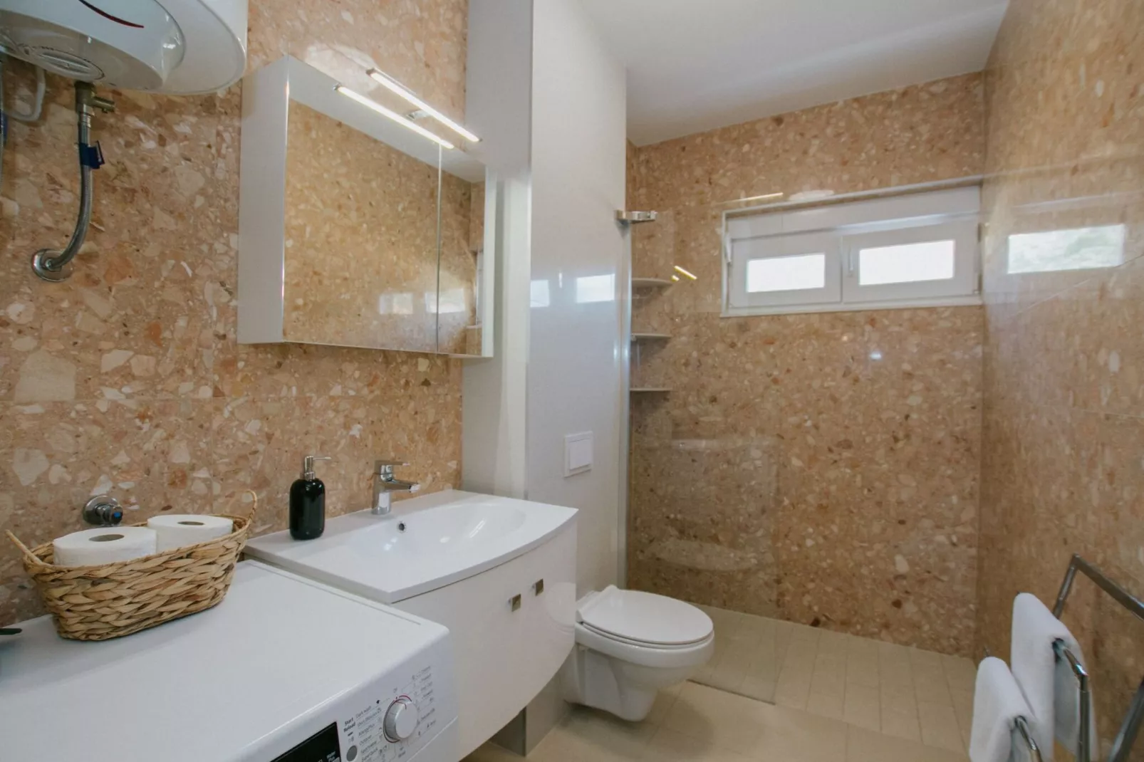 Scenic Sea View Apartment Trogir - Two Bedroom Apartment with Balcony and Sea View - Badezimmer