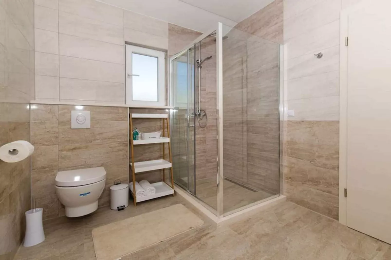 Peaceful Escape with Mountain Views, Heated Pool and Modern Amenities in Radošić - Four Bedroom Villa - Bathroom