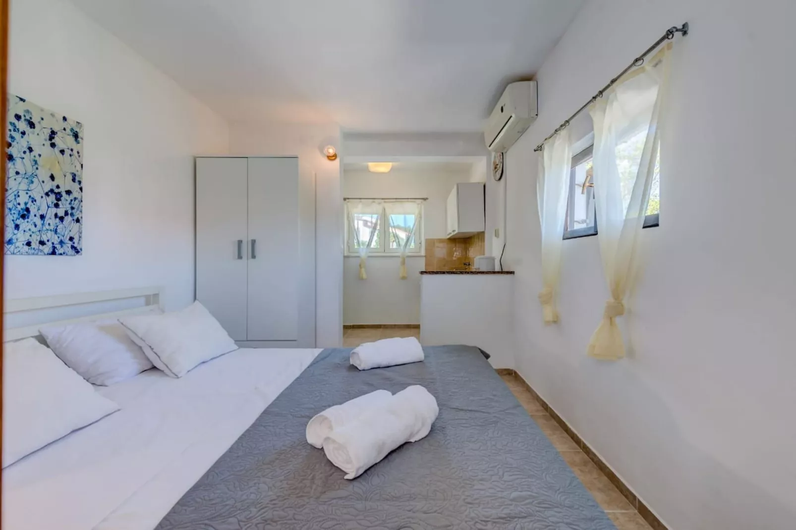 Seaside Getaway Holiday Home with Patio Slatine - Three Bedroom Holiday Home - Bedroom